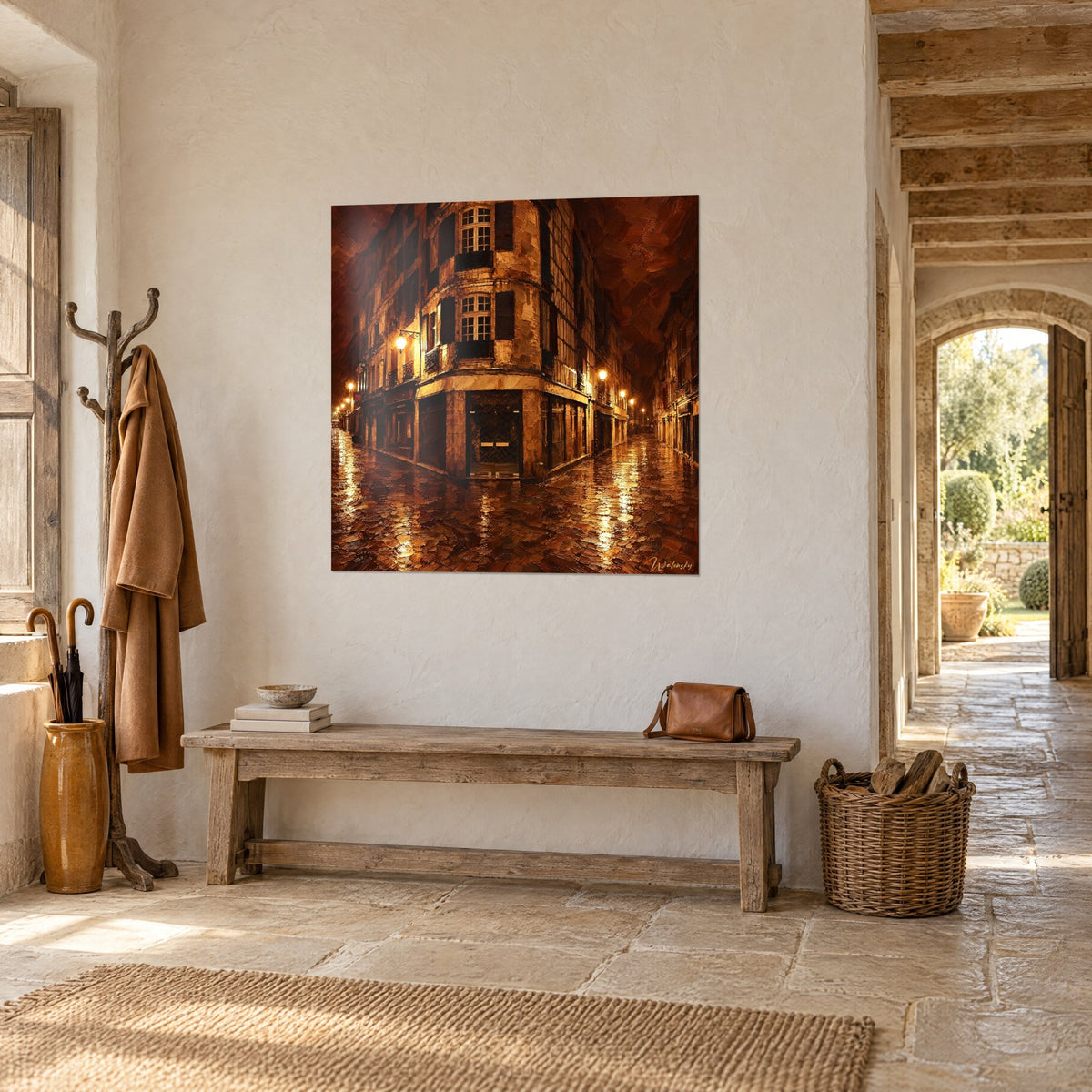 Quadro casa d'angolo in pietra ocra con persiane marroni, lanterne accese, appeso di tre quarti in un ingresso in pietra