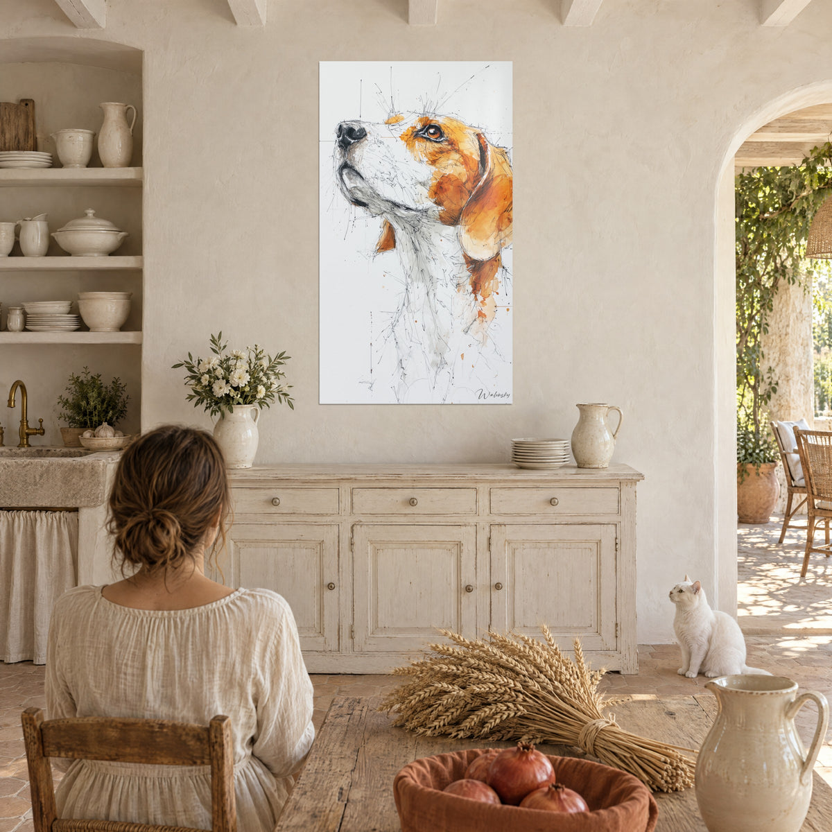 Πίνακας κεφαλιού beagle σε πορτοκαλί και λευκή ακουαρέλα, με ανασηκωμένο μαύρο μουσούδι, κρεμασμένος σε μια κουζίνα του μας, με λευκή γάτα στο πάτωμα