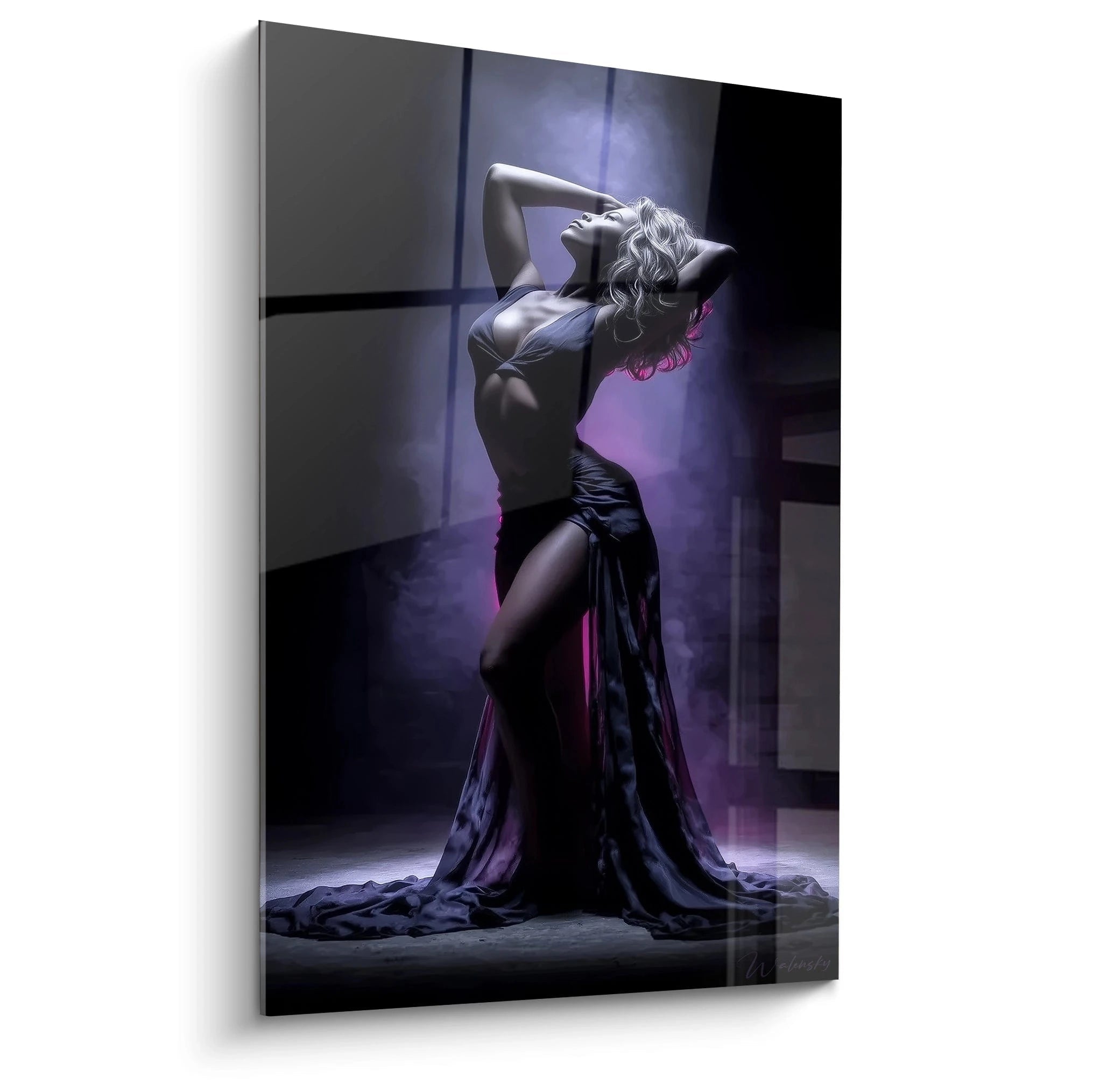 Tableau art mural femme élégant avec un modèle en pose dramatique sur fond sombre