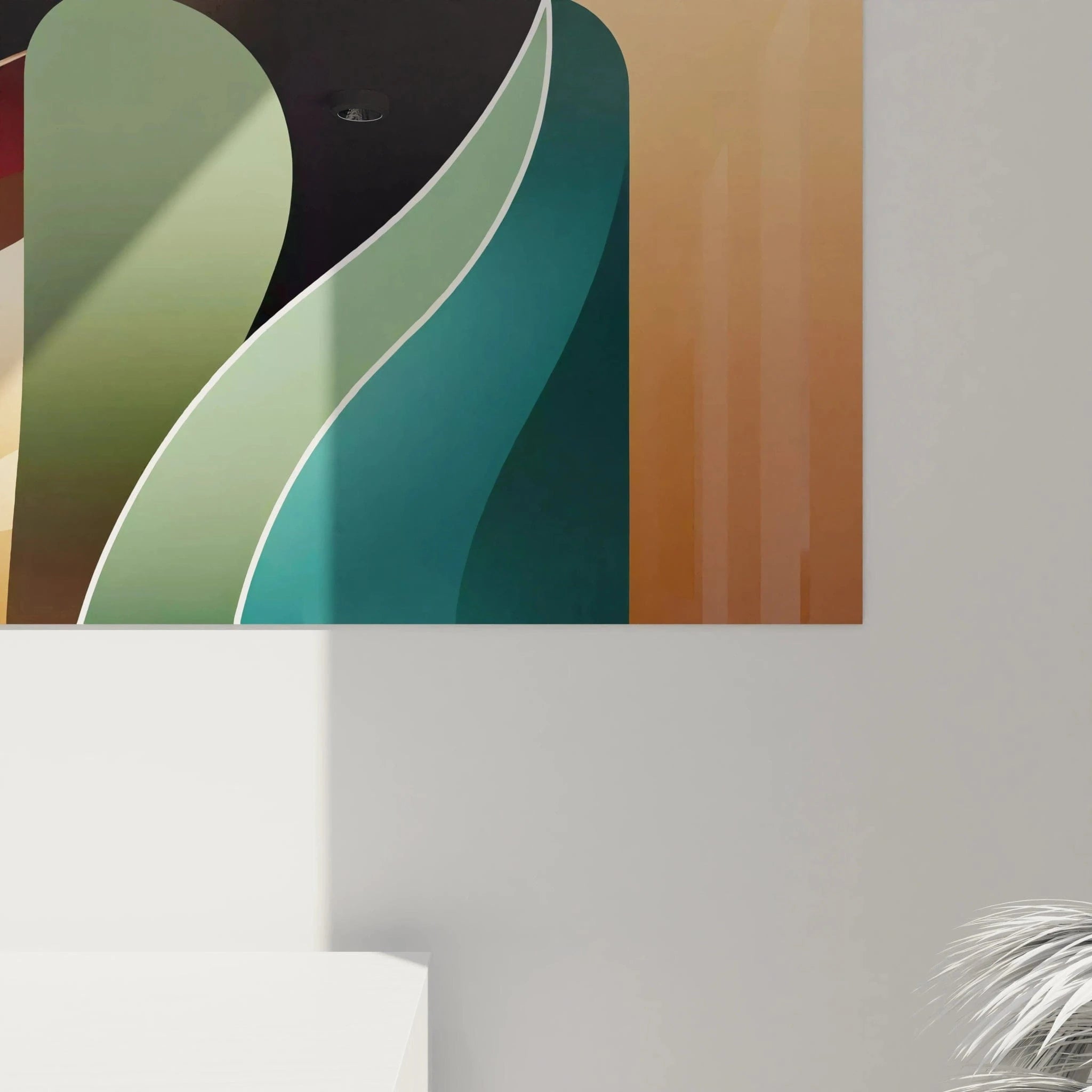 En gros plan, ce tableau africain révèle des arcs colorés et des formes fluides. Les teintes marron, rouge et vert, accentuent la profondeur des regards des silhouettes féminines.