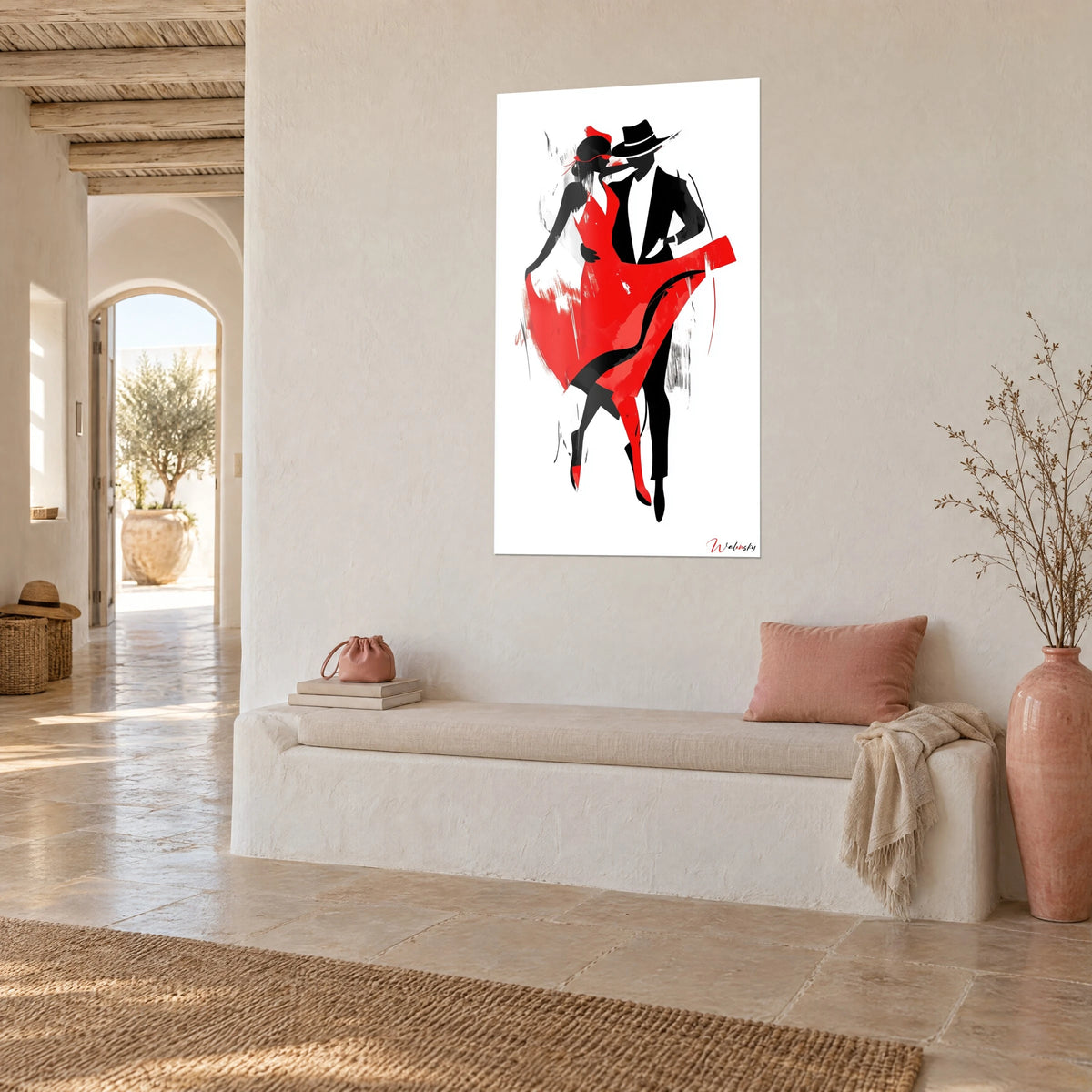 Tableau tango abstrait, cavalier noir au chapeau et jupe écarlate virevoltante, accroché dans une maison méditerranéenne en pierre claire