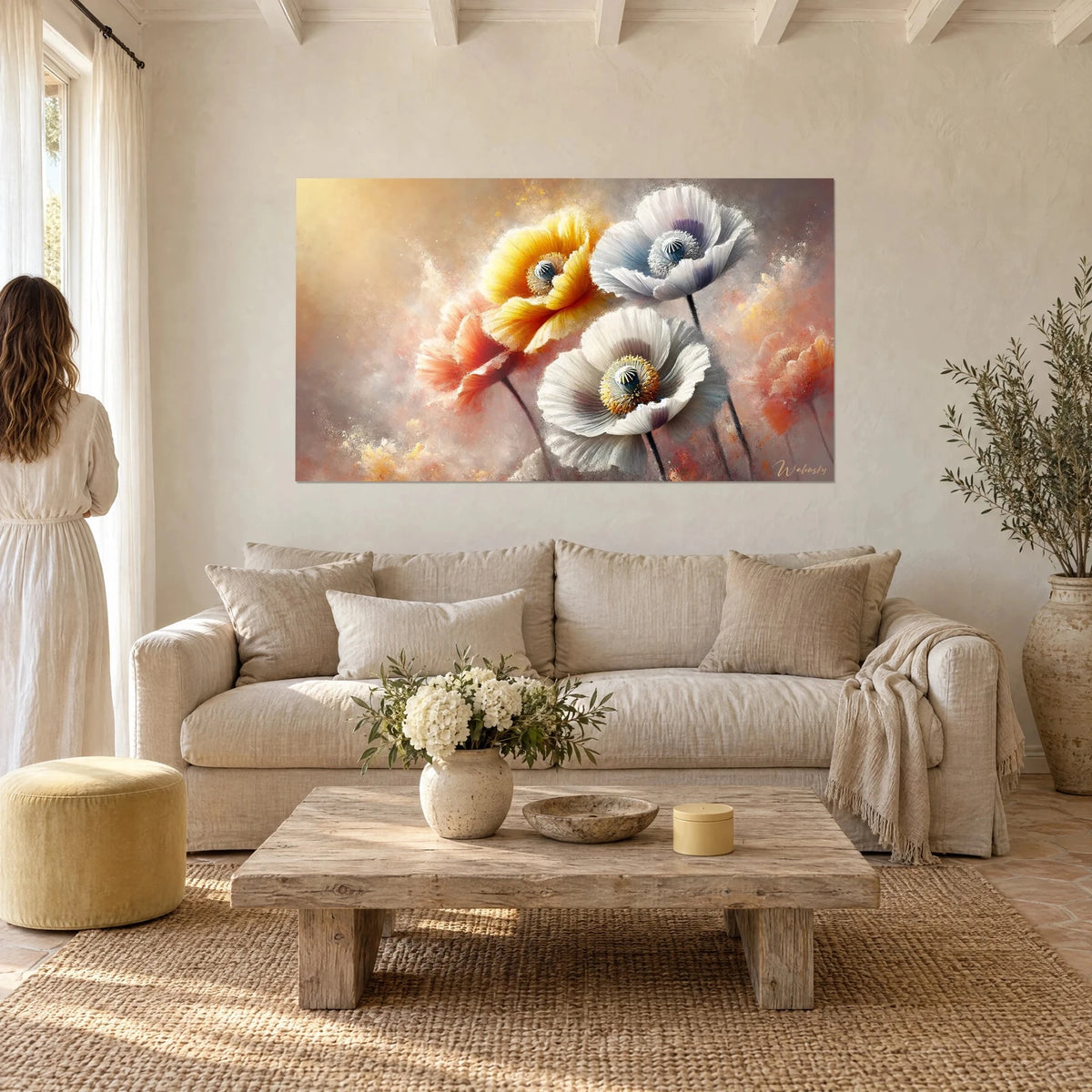 Tableau trois anémones aux pétales froissés, jaune d'or et blanc nacré, poudre dorée, au-dessus d'un canapé dans un salon lumineux
