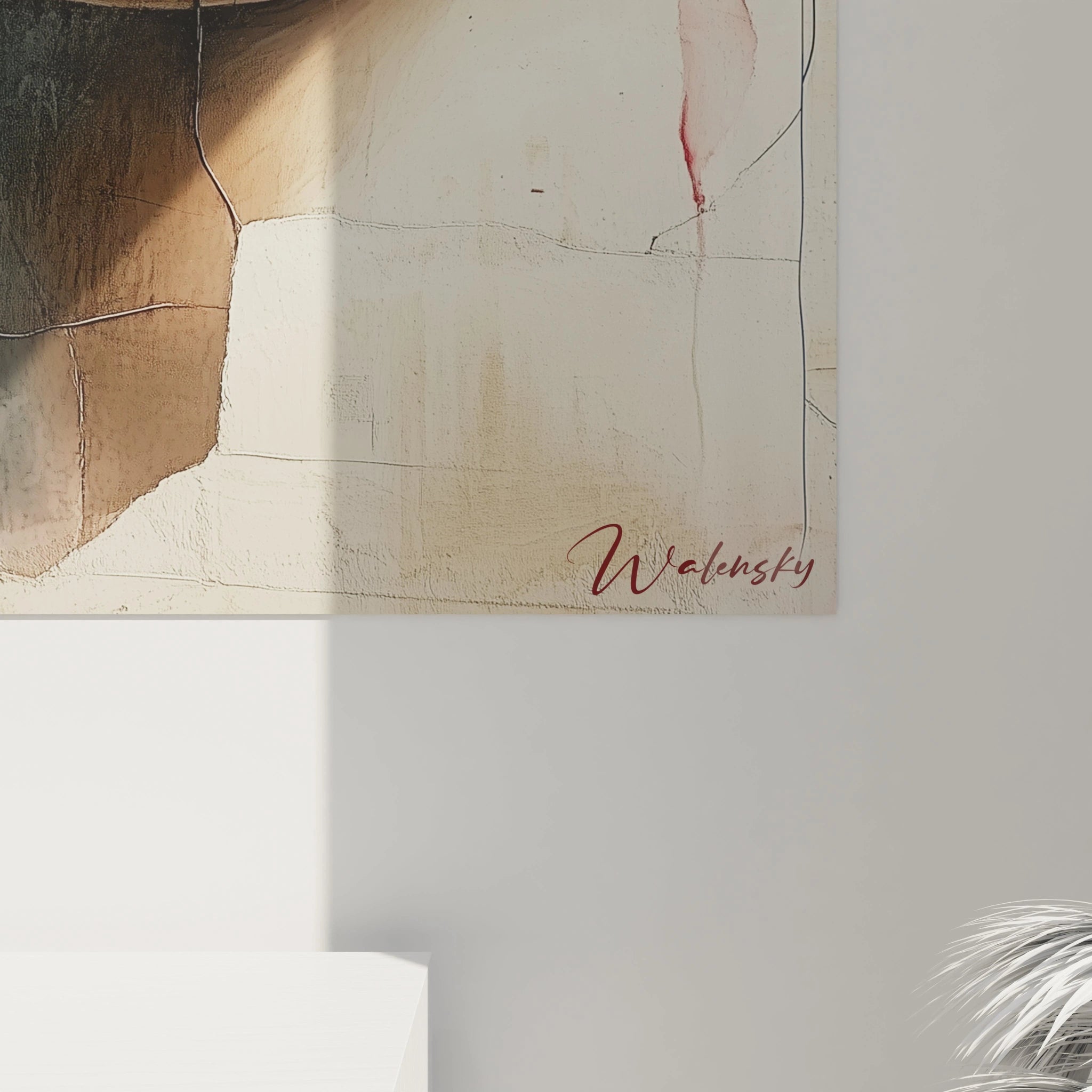 Un tableau visage artistique capturant une fusion entre portrait féminin et élément floral, où une rose aux nuances dorées et brunes se superpose à un visage aux lèvres rouges éclatantes sur un fond texturé aux craquelures intentionnelles.