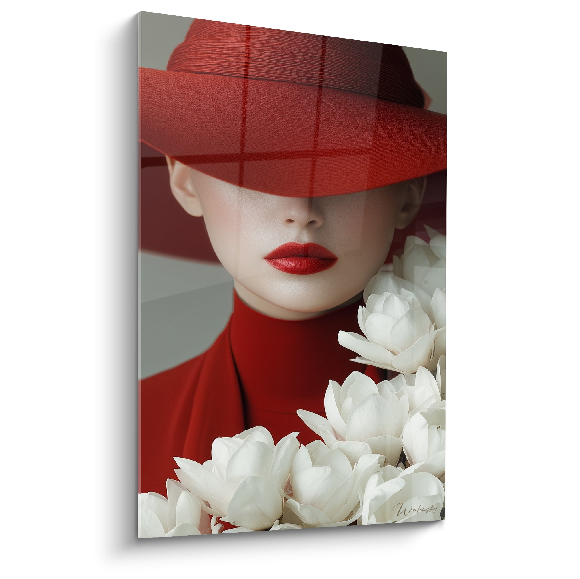 Femme au chapeau rouge carmin et fleurs blanches, lèvres peintes, visage voilé sur fond gris