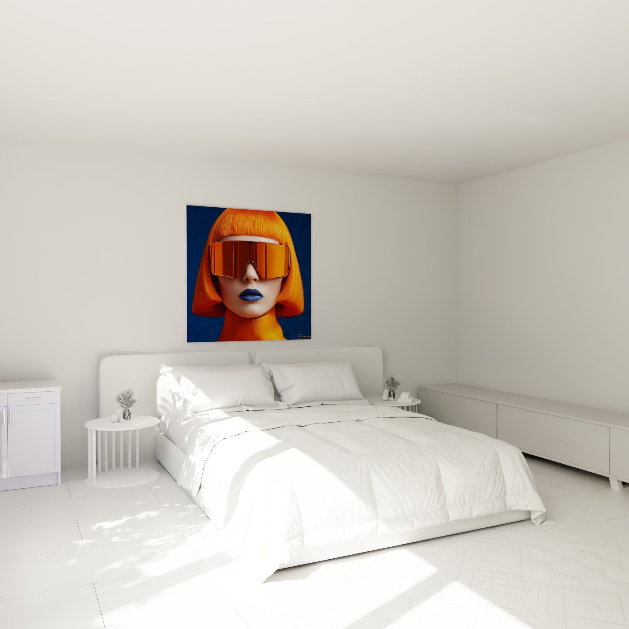 Chevelure orange et lunettes miroir dominent ce portrait accroché au-dessus d'un lit dans une chambre claire