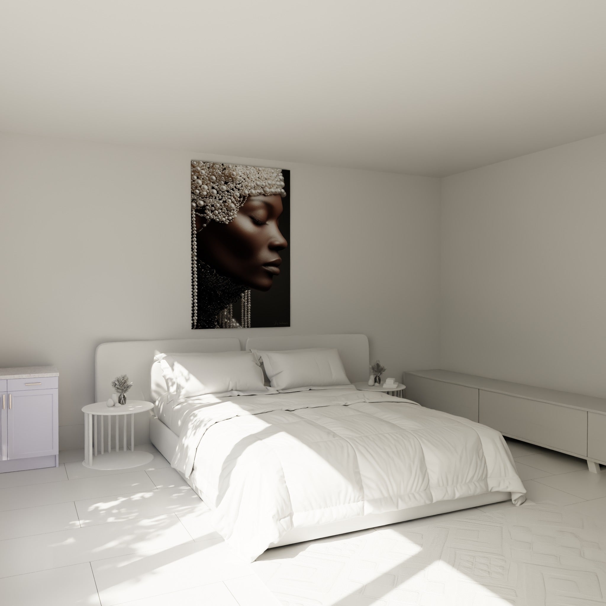 Portrait féminin en perles blanches et peau brune, accroché au-dessus d'un lit dans une chambre claire