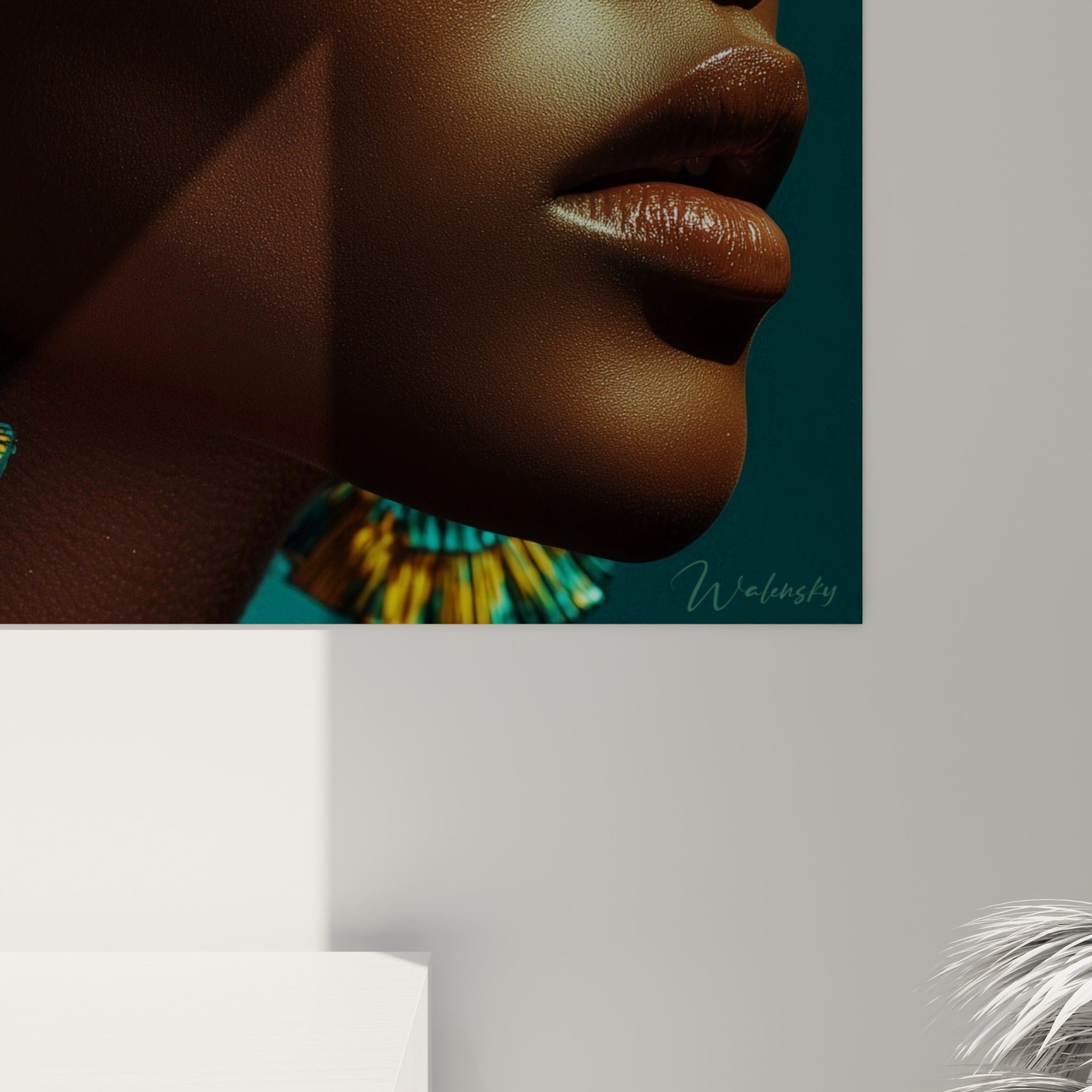 Détail des boucles d'oreilles tissées turquoise et or sur ce tableau Beauté féminine à la finition brillante