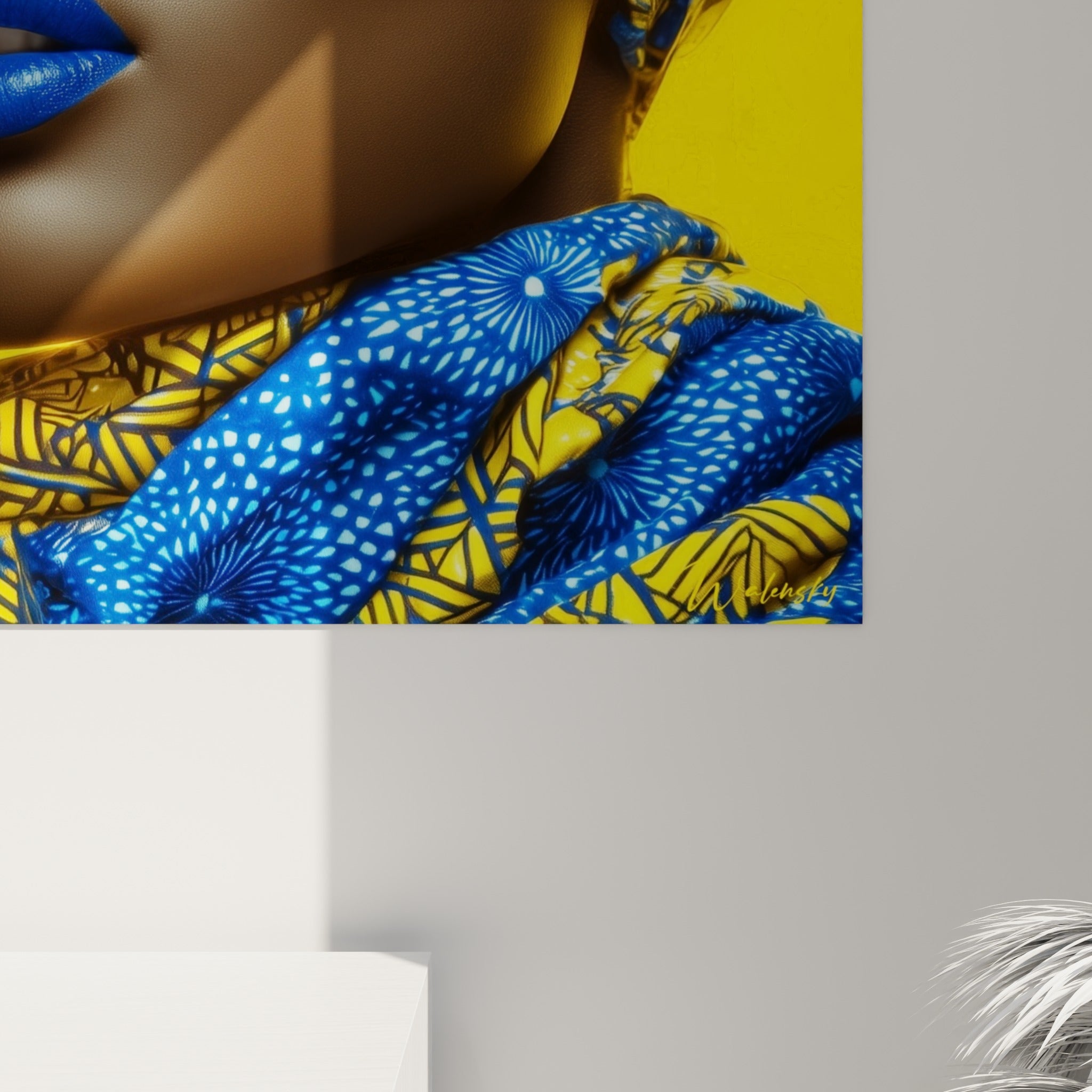 Détail des motifs bleus du turban et du grain de peau, où lunettes cobalt et jaune éclatant se rencontrent