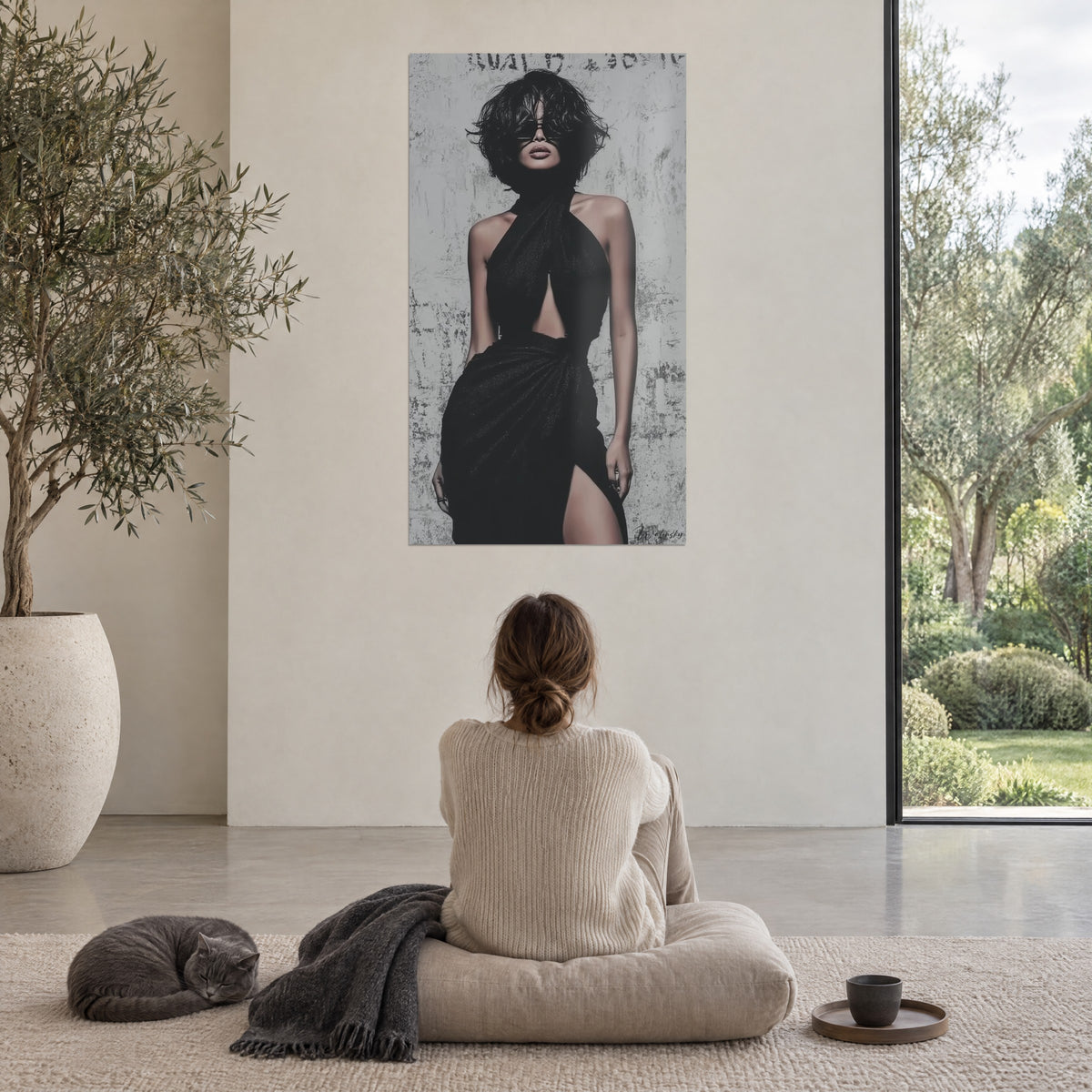 Quadro allure sofisticata, abito nero con cut-out su sfondo grigio testurizzato, parete bianca, vetrata sul giardino verde