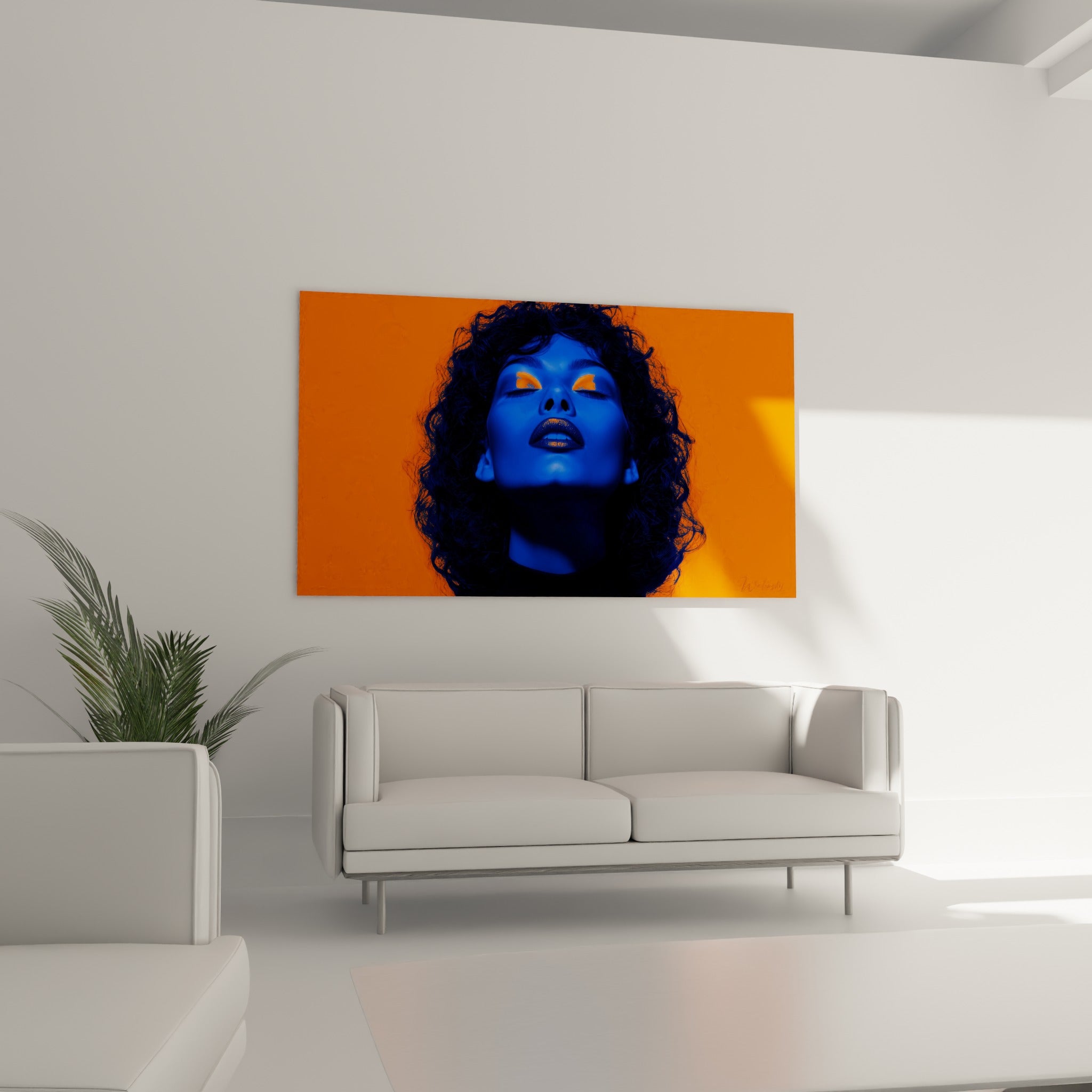 Visage saturé bleu marine sur fond orange fluorescent, au-dessus d'un canapé dans un salon lumineux