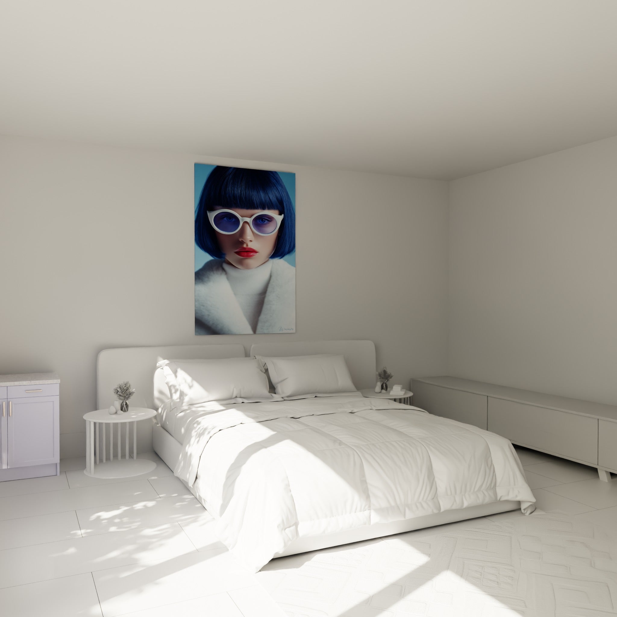 Visage bleu marine et blanc aux lèvres rouges accroché au-dessus d'un lit dans une chambre claire