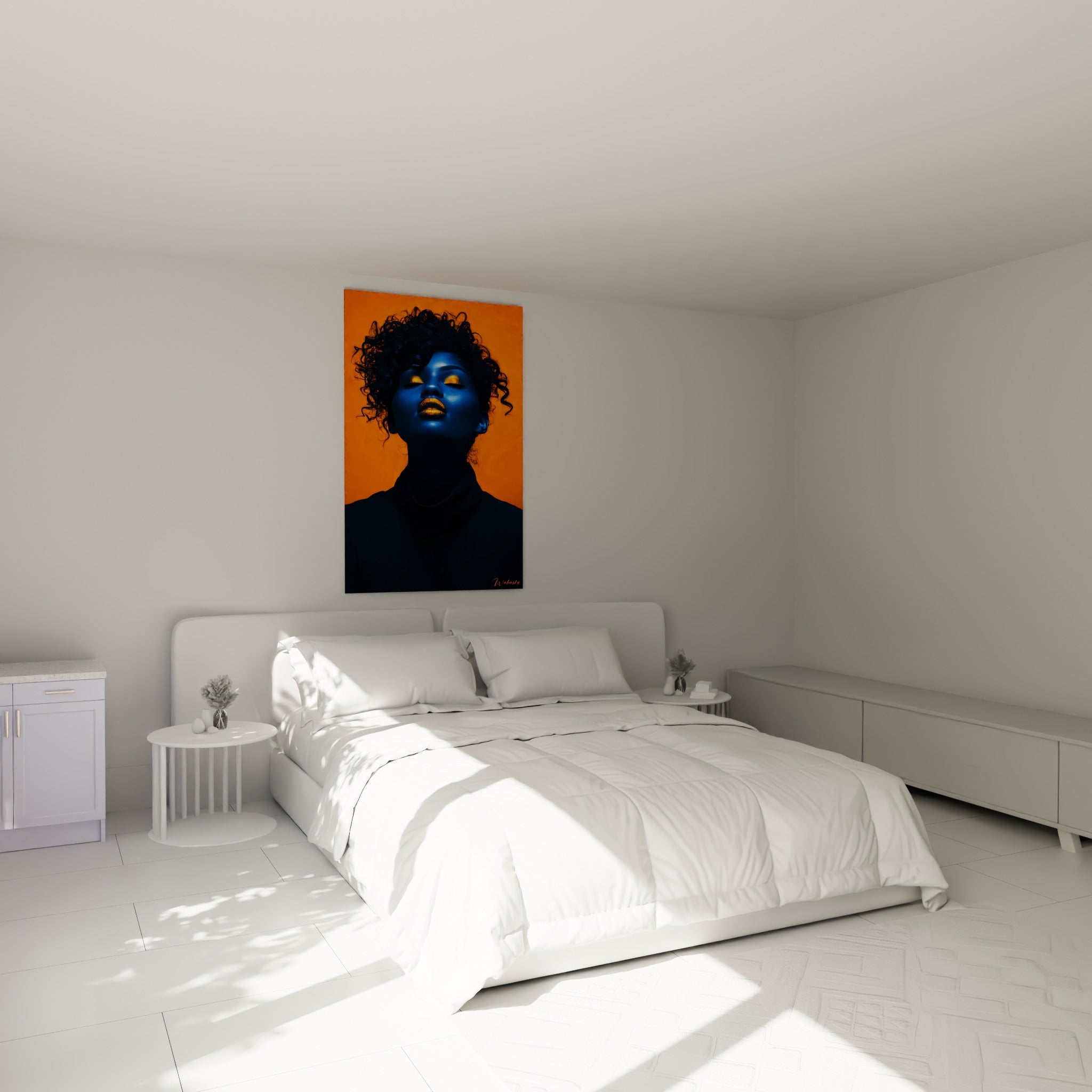 Portrait bleu et doré aux yeux clos, accroché au-dessus d'un lit dans une chambre claire