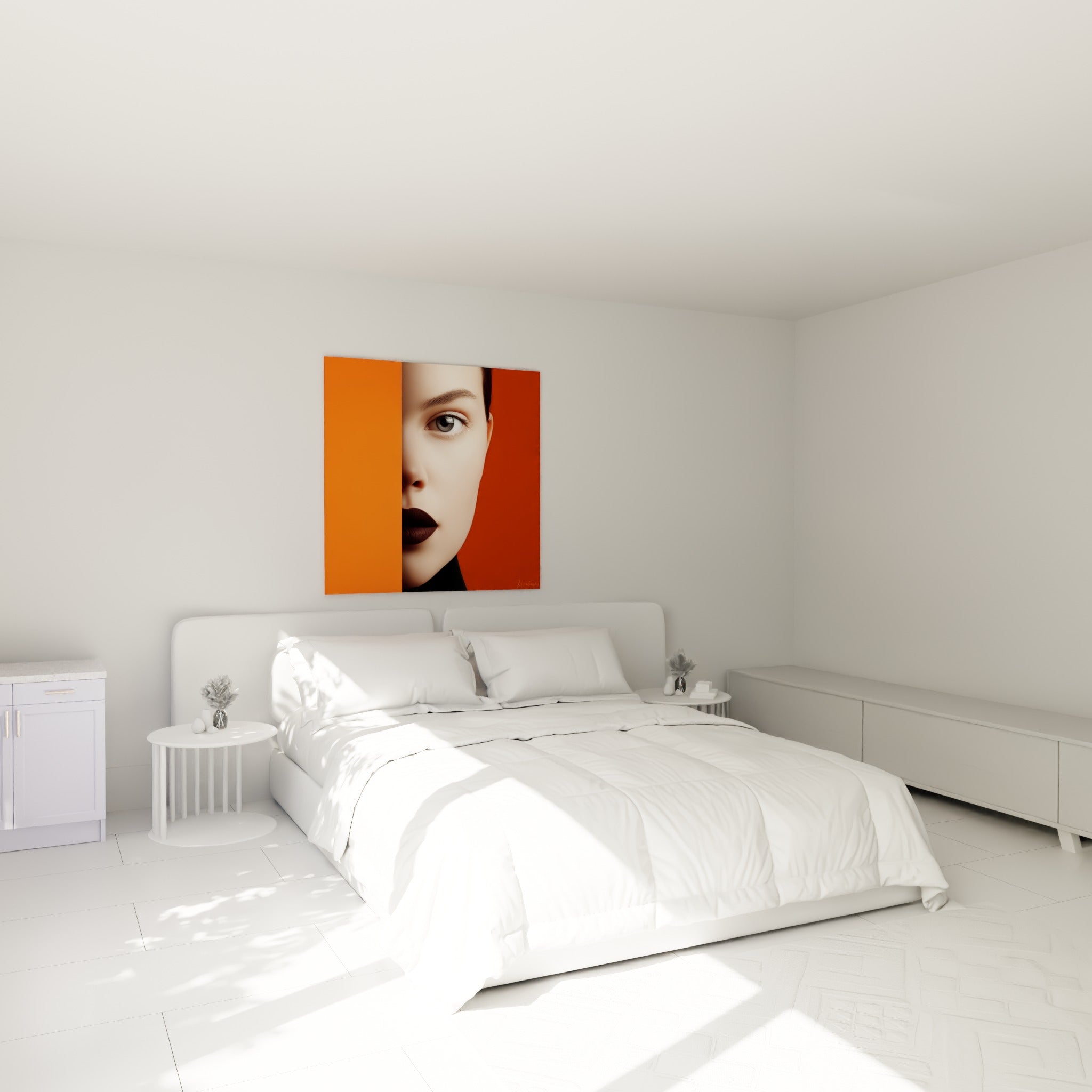 Portrait aux lèvres bordeaux et fond orange brûlé, au-dessus d'un lit dans une chambre claire