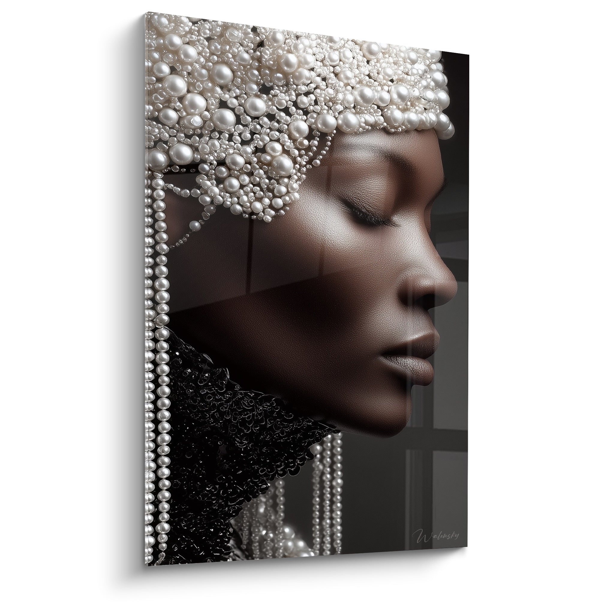Profil de femme aux yeux clos, coiffe de perles blanches nacrées et vêtement noir texturé