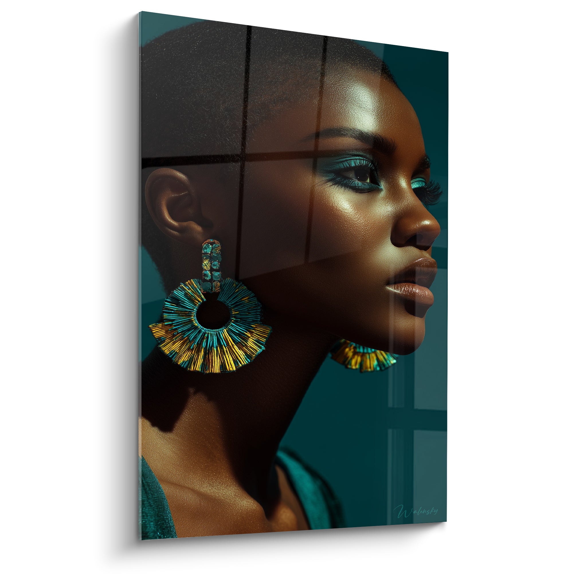 Profil féminin aux boucles d'oreilles turquoise et dorées, fond bleu-vert quadrillé profond