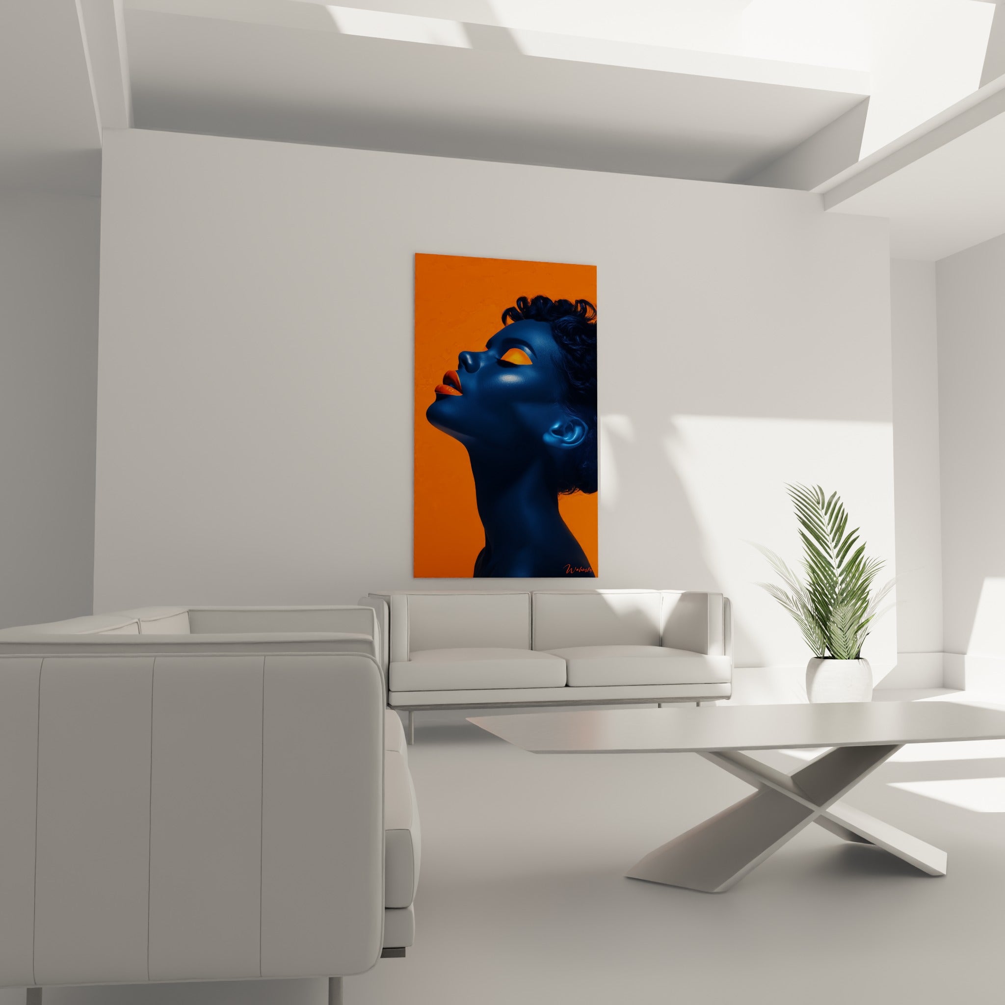 Silhouette bleu nuit sur fond orange éclatant, posture sereine, au-dessus d'un canapé dans un salon lumineux