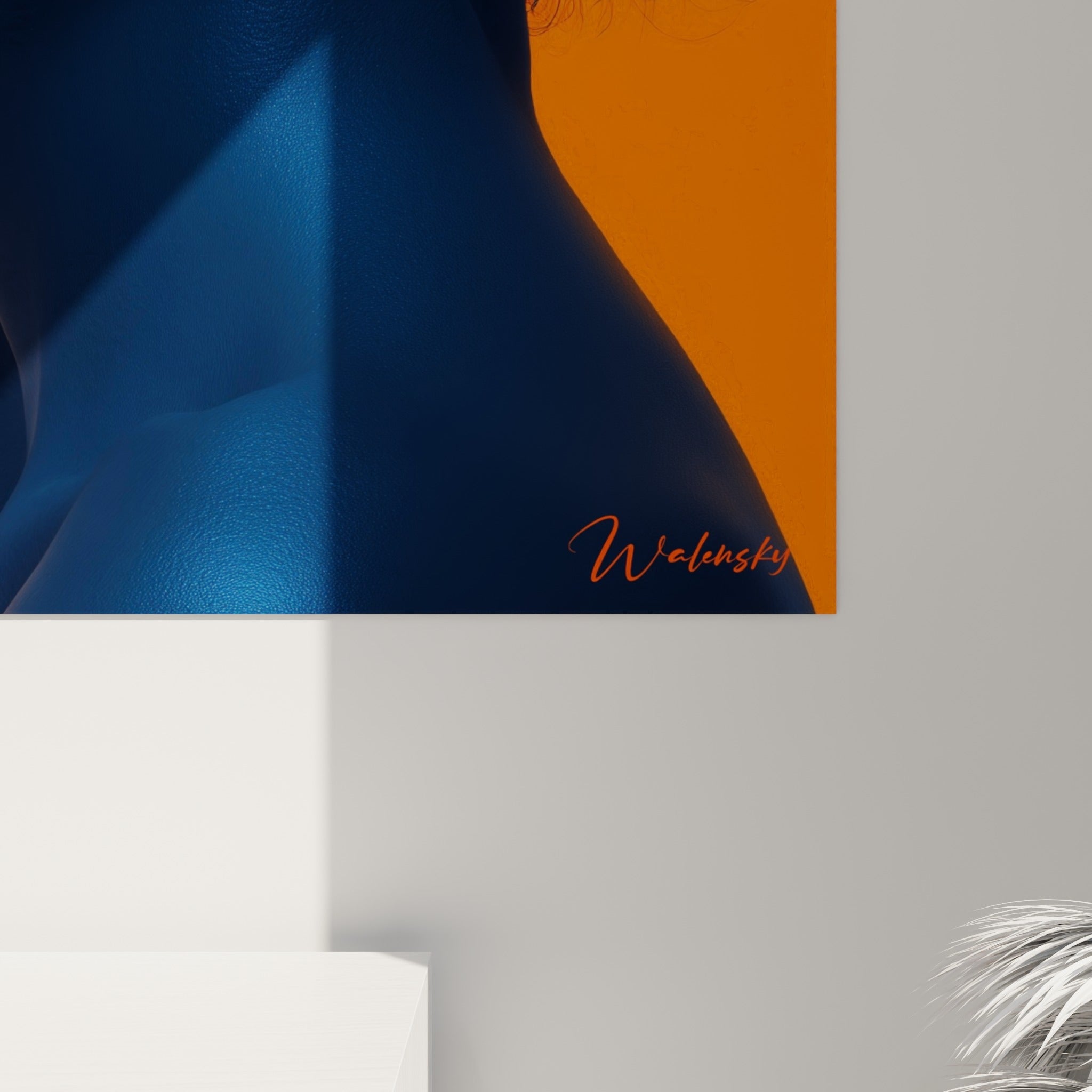 Détail de la matière bleutée et des reflets orange sur la peau, grain lisse et contrastes marqués de l'impression