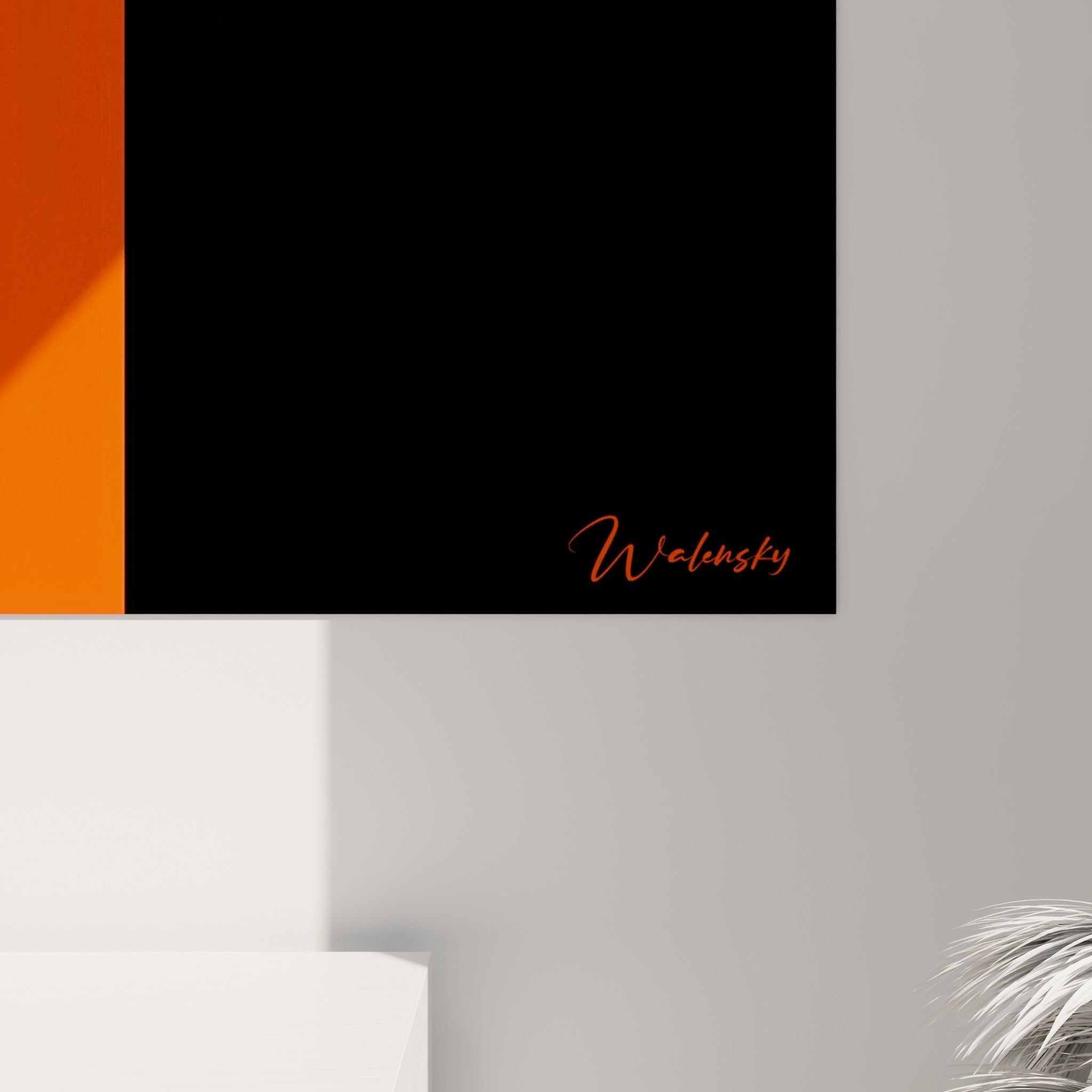 Grain de l'impression sur fond orange fluorescent et noir mat, reflets brillants sur les lèvres rouge brique