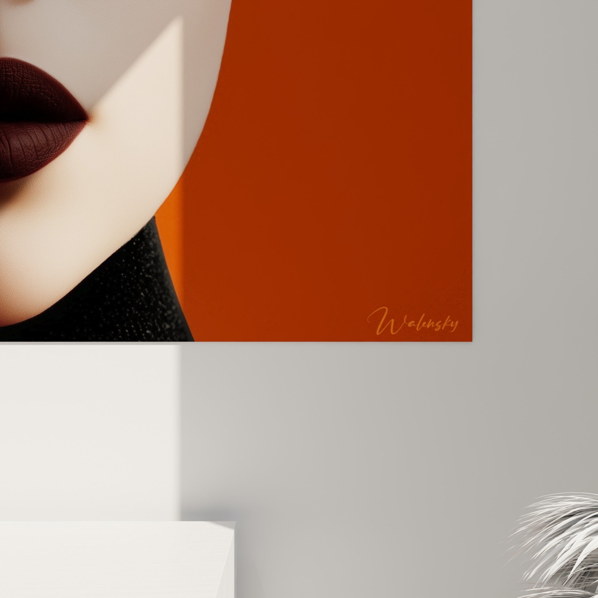 Grain de peau et reflets orangés visibles de près, texture lisse et contraste bordeaux marqué