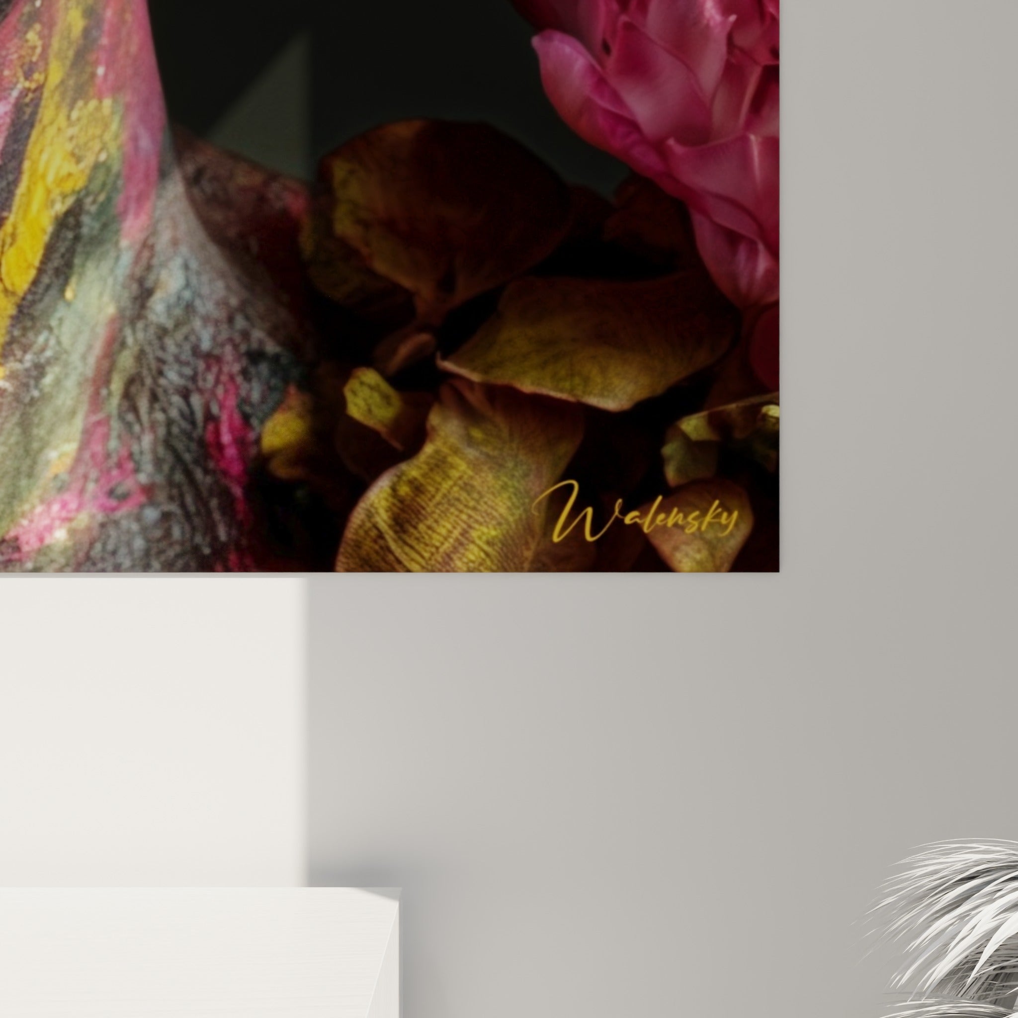 Empâtements de peinture rose fuchsia et jaune doré visibles en gros plan sur la peau texturée du portrait