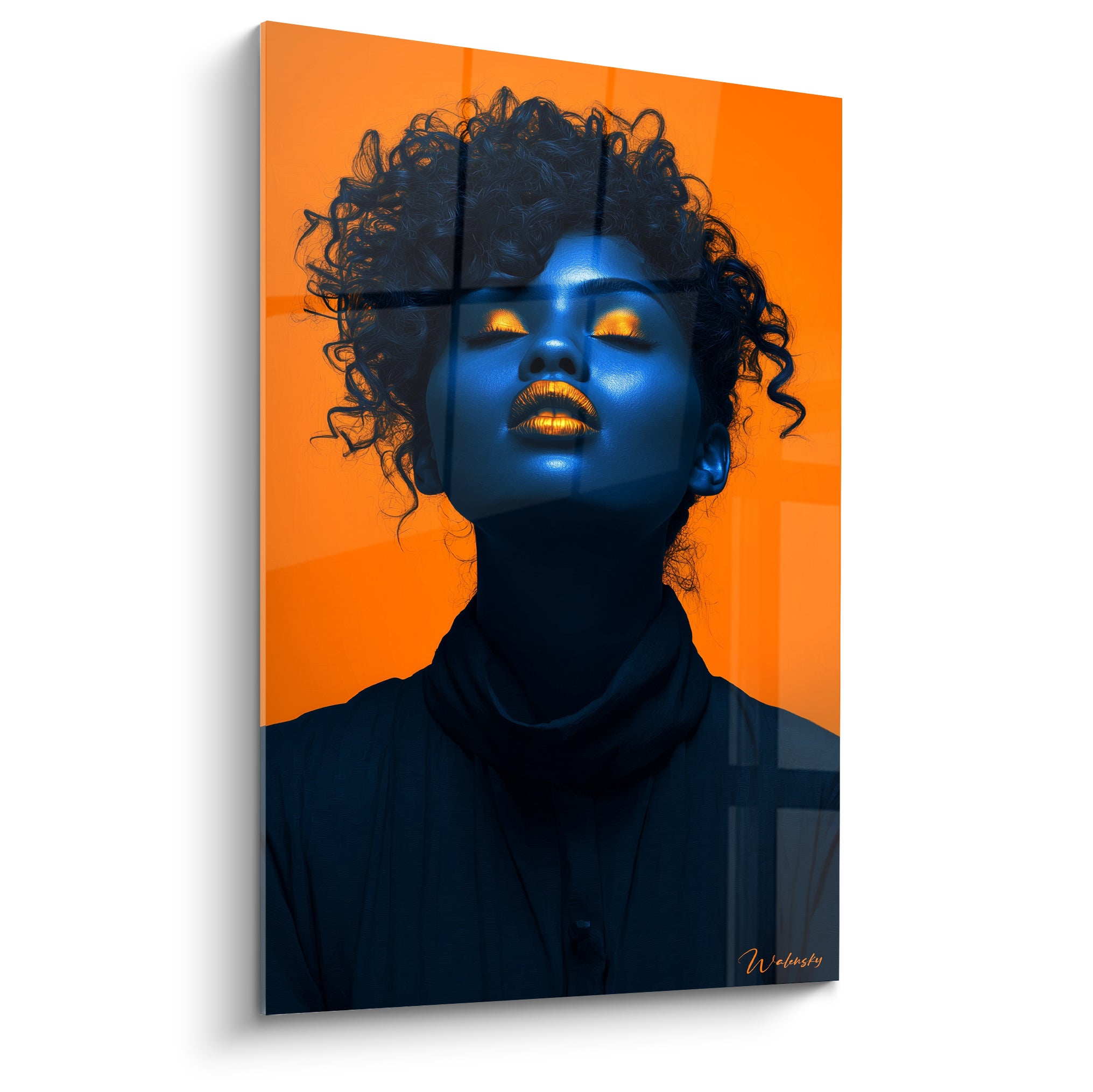 Visage féminin bleu nuit aux paupières dorées, cheveux bouclés, fond orange vif intense