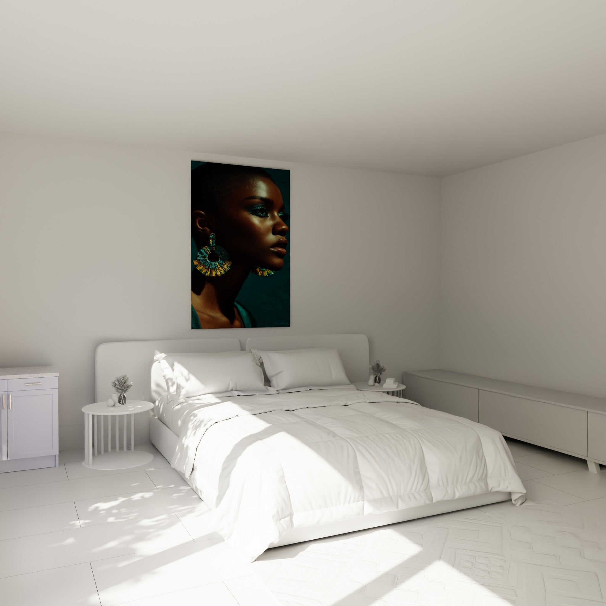 Visage sculpté par une lumière cuivrée et des reflets turquoise, accroché au-dessus d'un lit dans une chambre claire