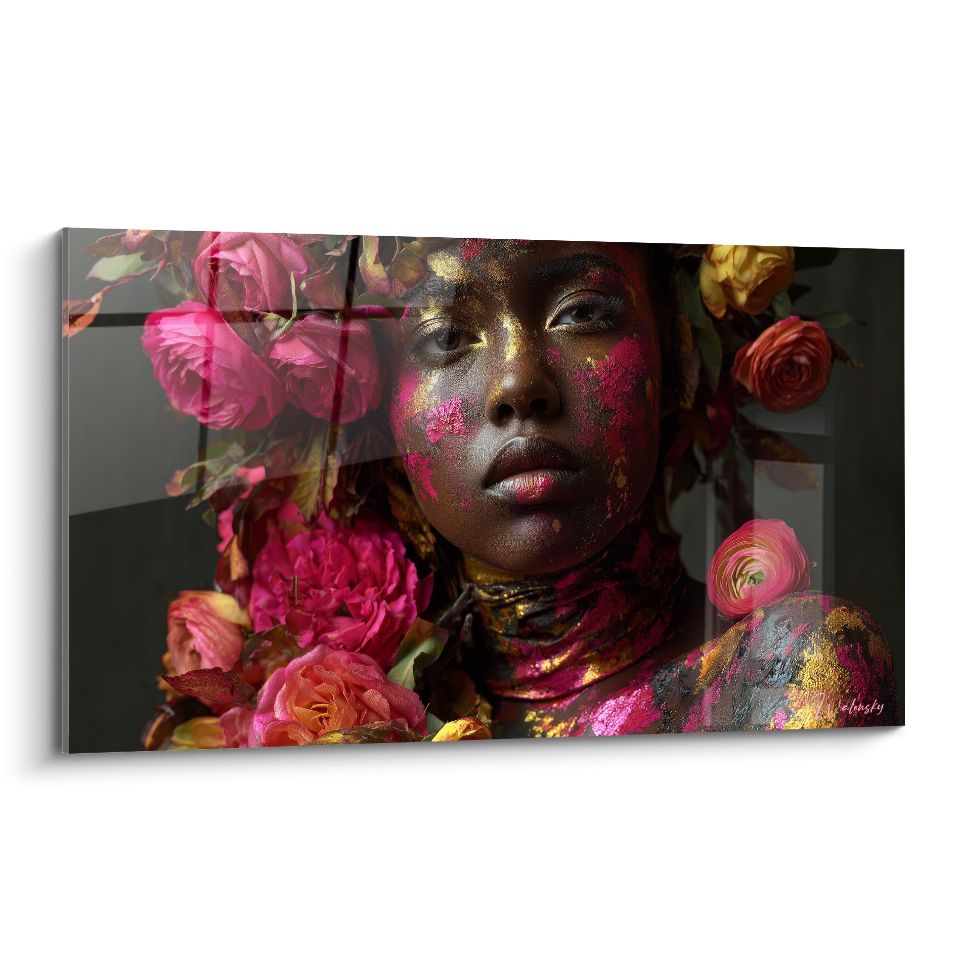 Visage doré et fuchsia entouré de roses corail, peinture éclatante sur fond anthracite