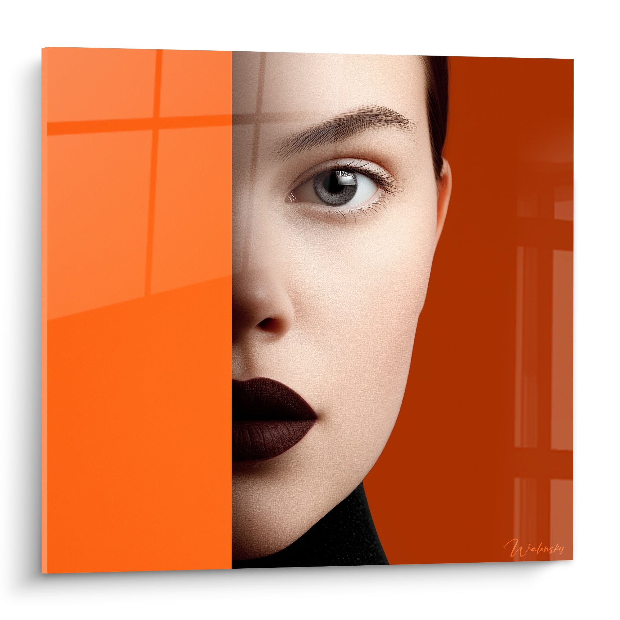 Visage féminin à demi masqué par un aplat orange, œil gris et lèvres bordeaux profondes