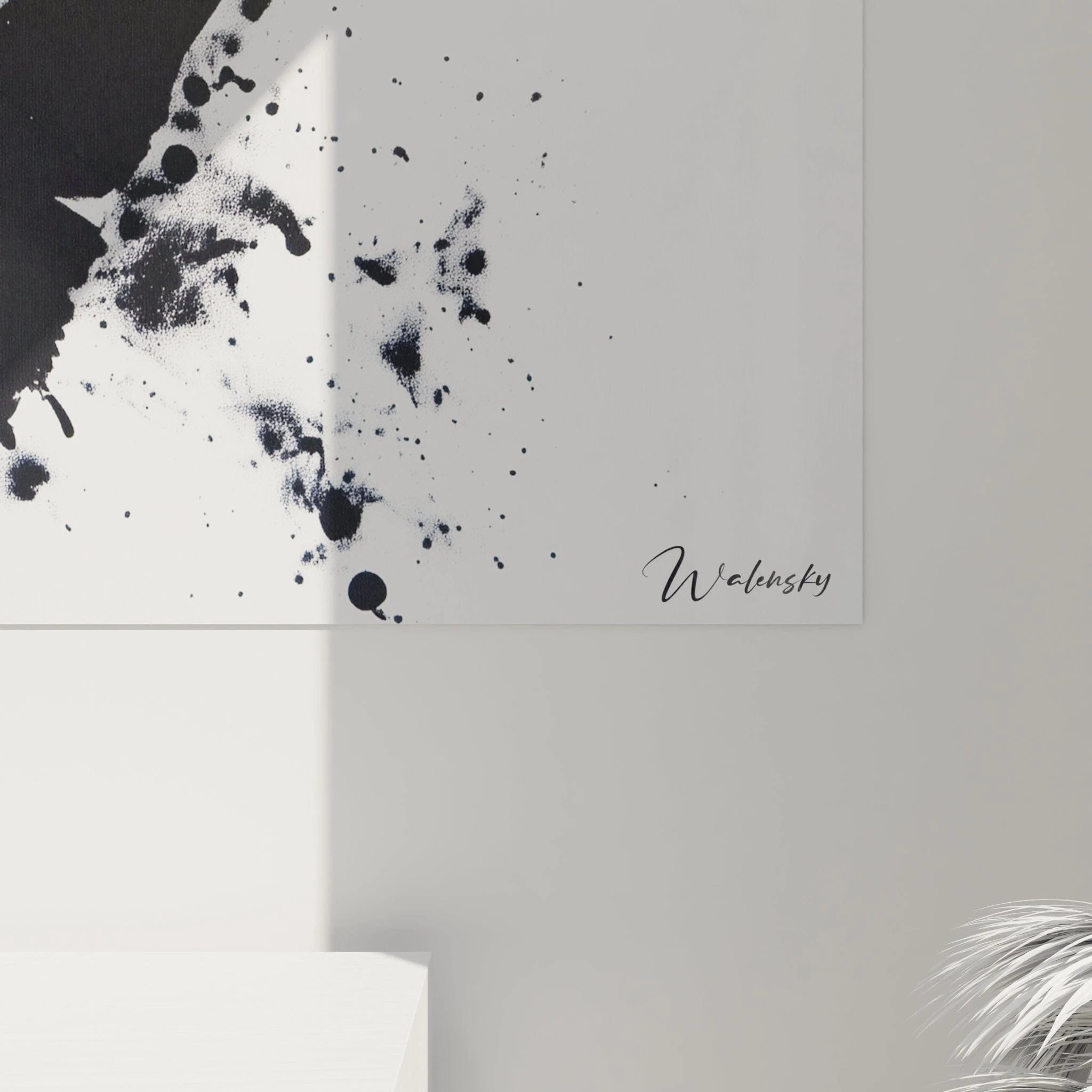 Tableau papillon de Walensky avec des éclaboussures noires sur fond blanc