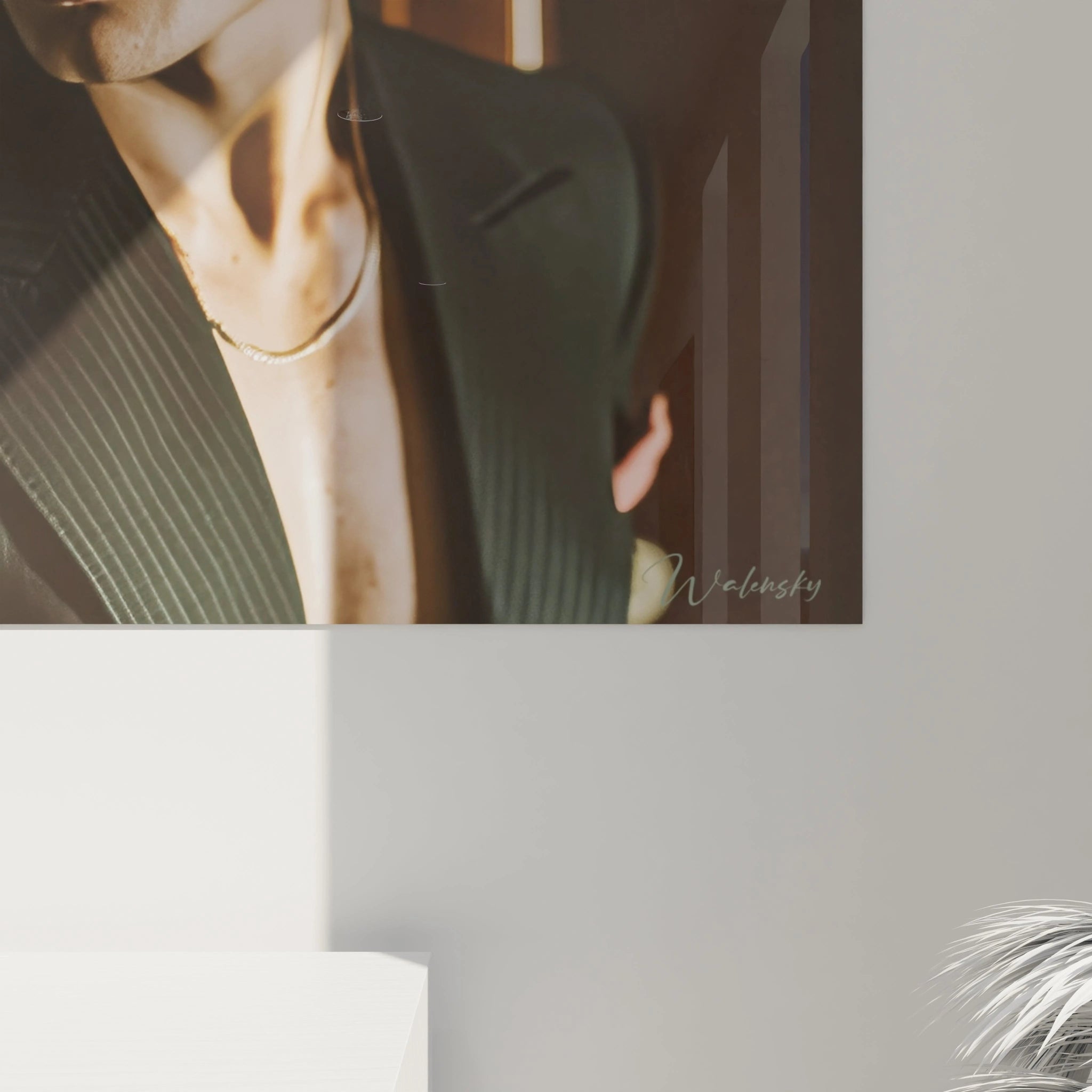 Tableau mural beauté masculine par Walensky représentant un homme en costume élégant avec une lumière douce