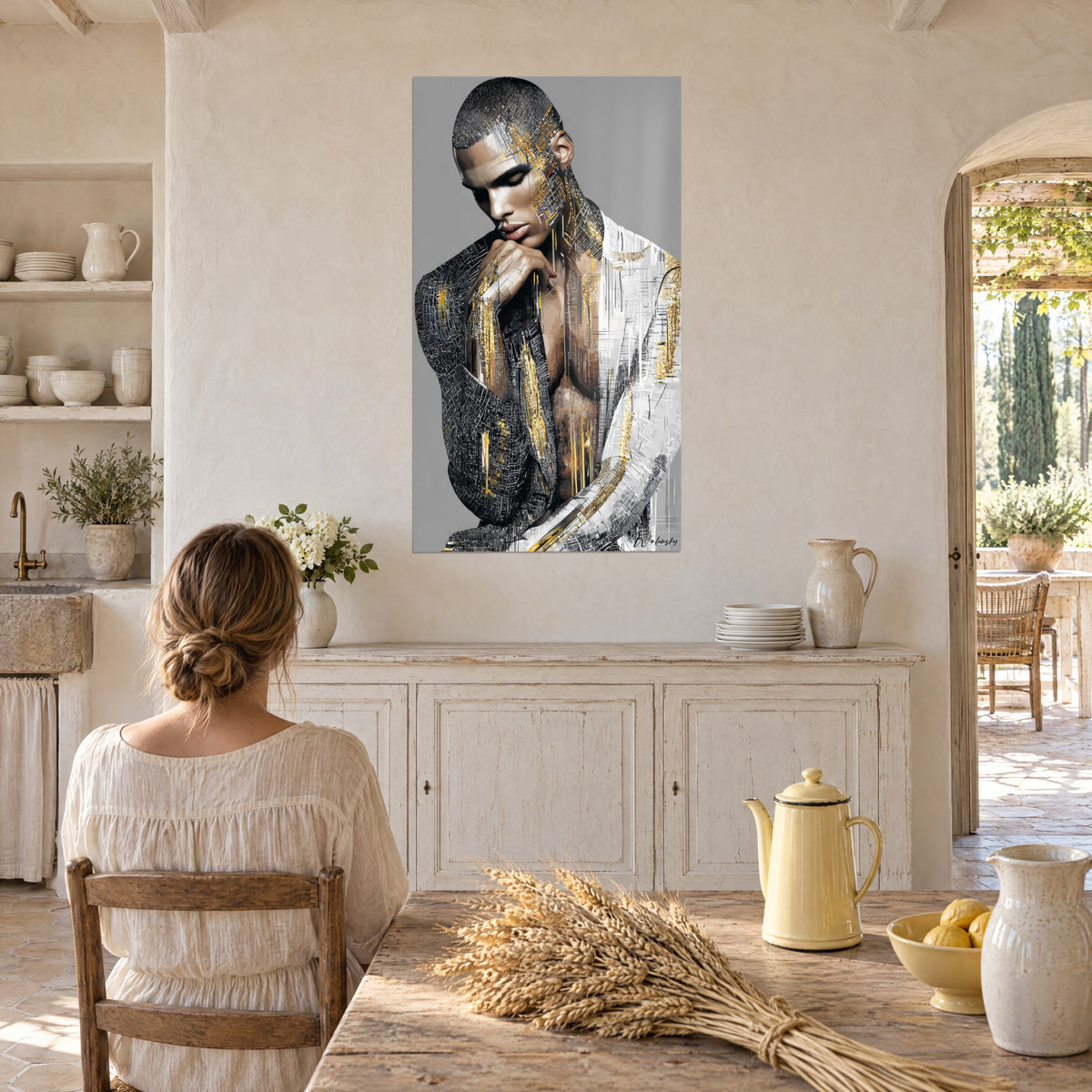 Cuadro de una silueta masculina contemplativa, chaqueta gris a cuadros con toques dorados, en la pared de una cocina abovedada donde una mujer está sentada de espaldas