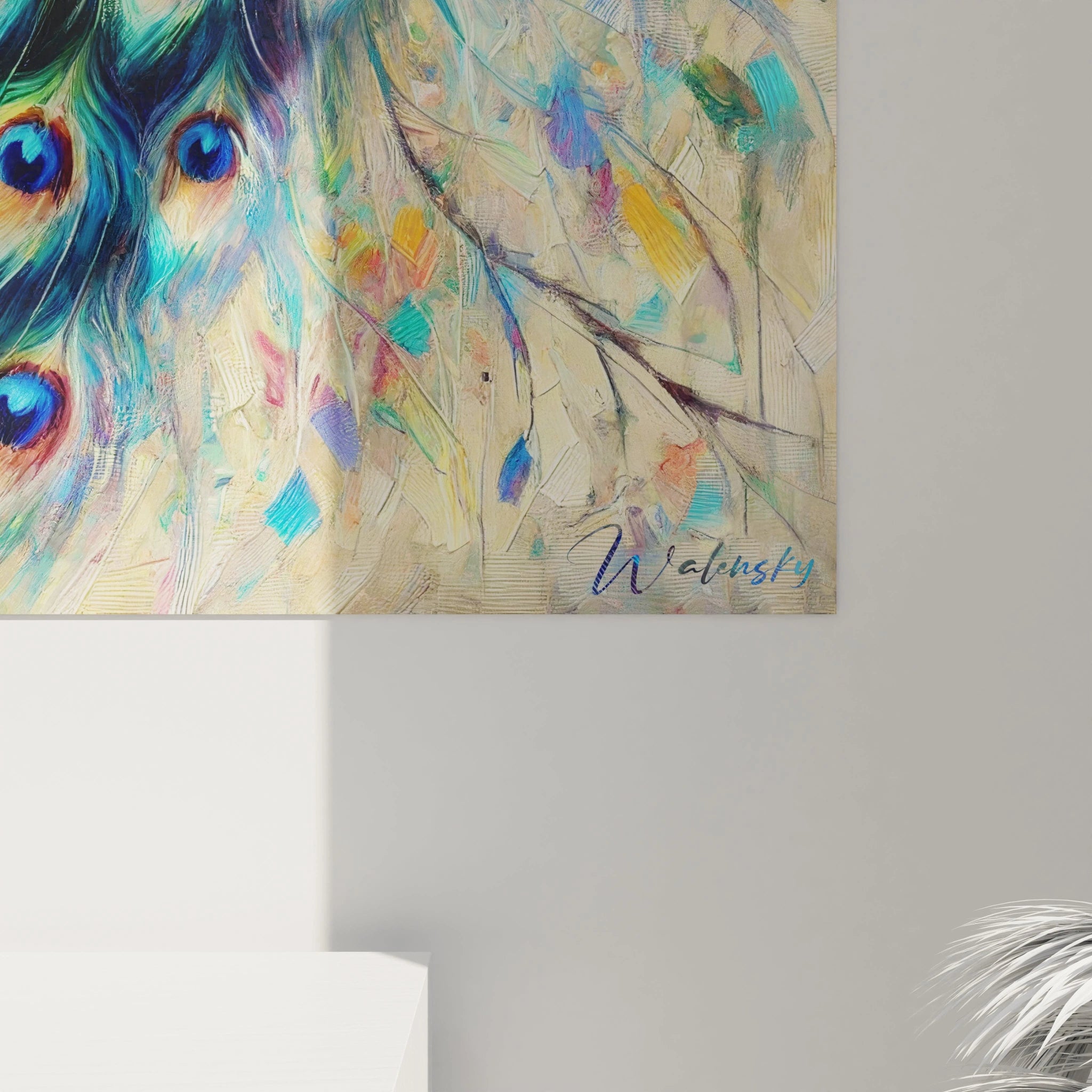 Découvrez de près les détails impressionnants du plumage de ce tableau paon. Chaque plume aux nuances de bleu, vert et or se fond harmonieusement dans l’arrière-plan abstrait pour une expérience visuelle unique.