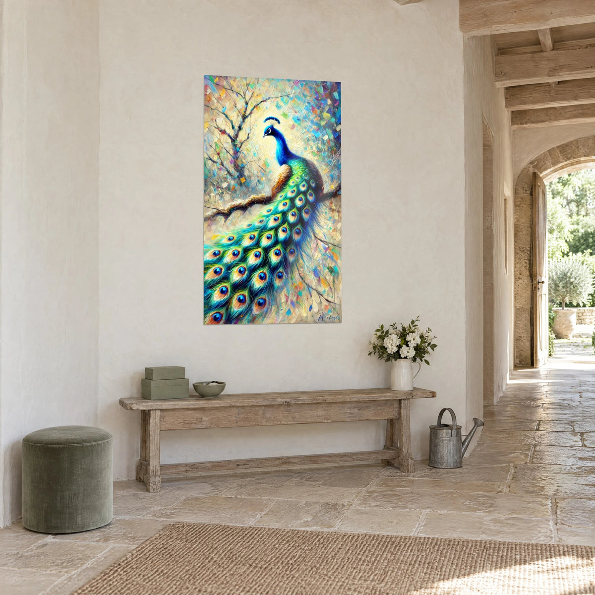 Schilderij koninklijke vogel op een bruine tak, turquoise en kobaltblauw verenkleed, gewelfde stenen gang in driekwartaanzicht