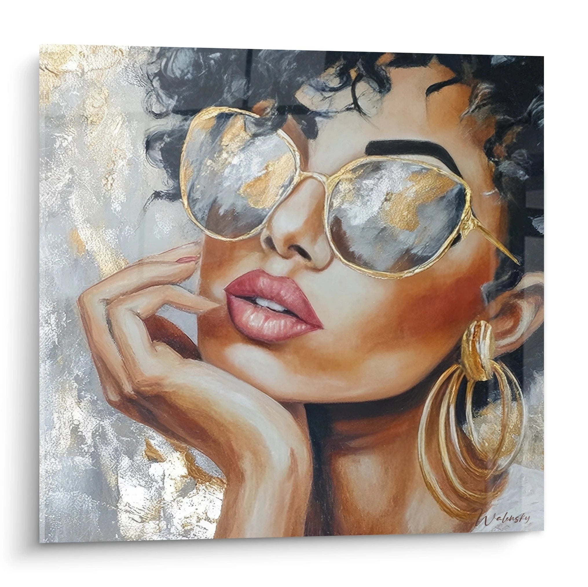 Tableau mural femme chic avec des lunettes de soleil et des boucles d'oreilles dorées
