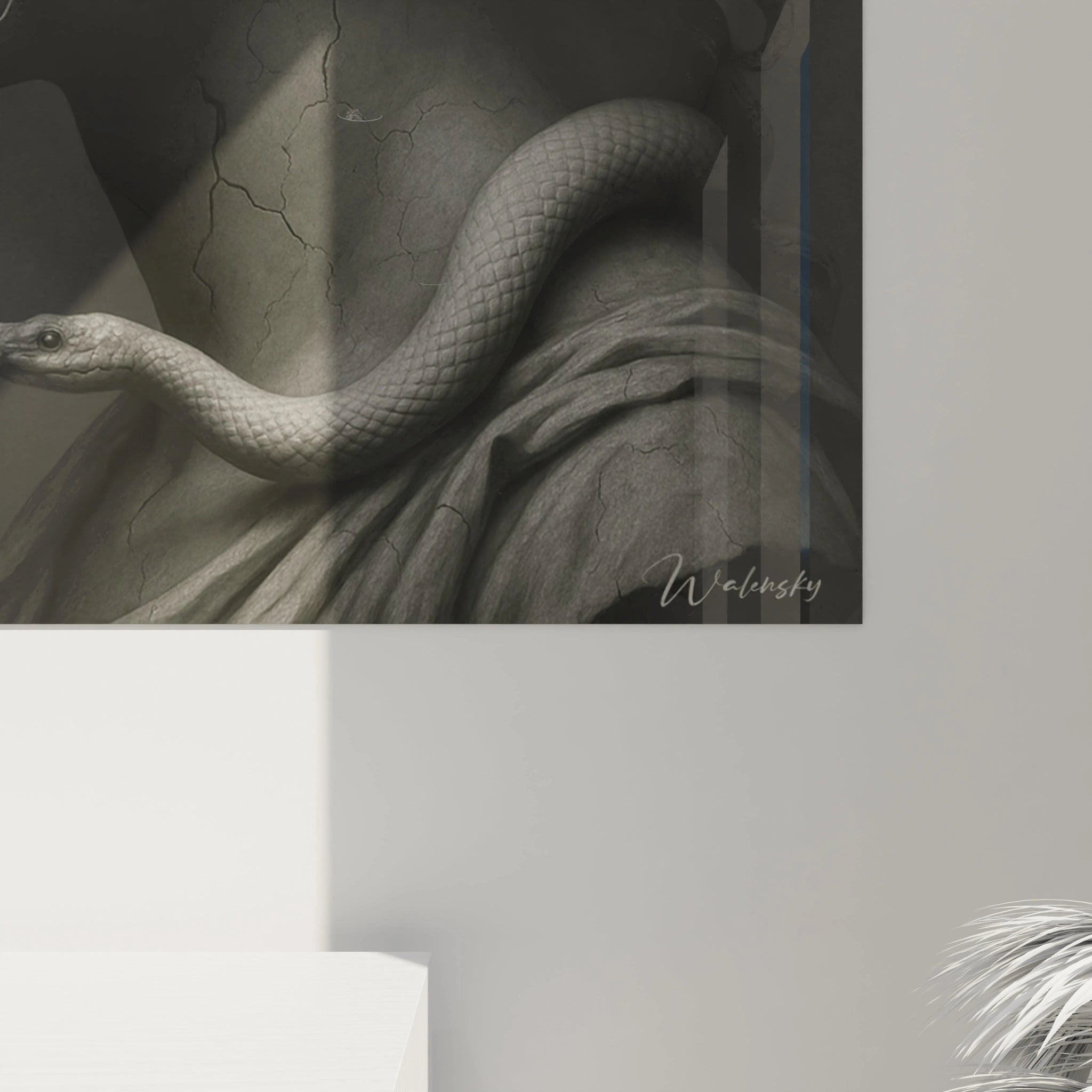 Un tableau mythologique représentant la Gorgone en style néoclassique monochrome. Le visage de statue aux fissures précises est complété par des serpents sinueux remplaçant sa chevelure. Les nuances de gris créent un effet tridimensionnel remarquable.