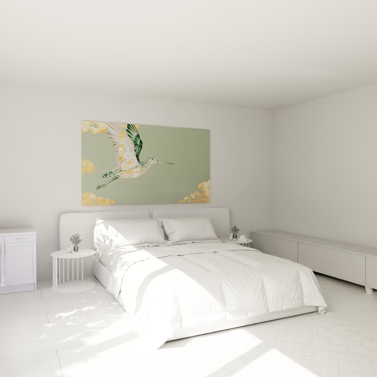 Envol d'une bécasse tachetée vert et orange au-dessus d'un lit dans une chambre claire