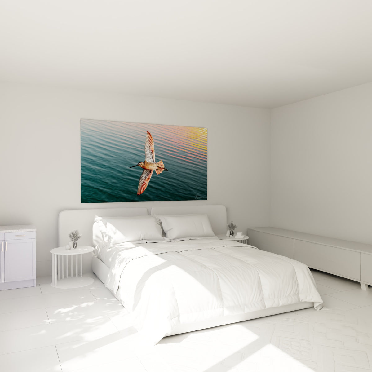 Oiseau roux et blanc en plein vol au-dessus d'une mer bleu marine, accroché au-dessus d'un lit dans une chambre claire