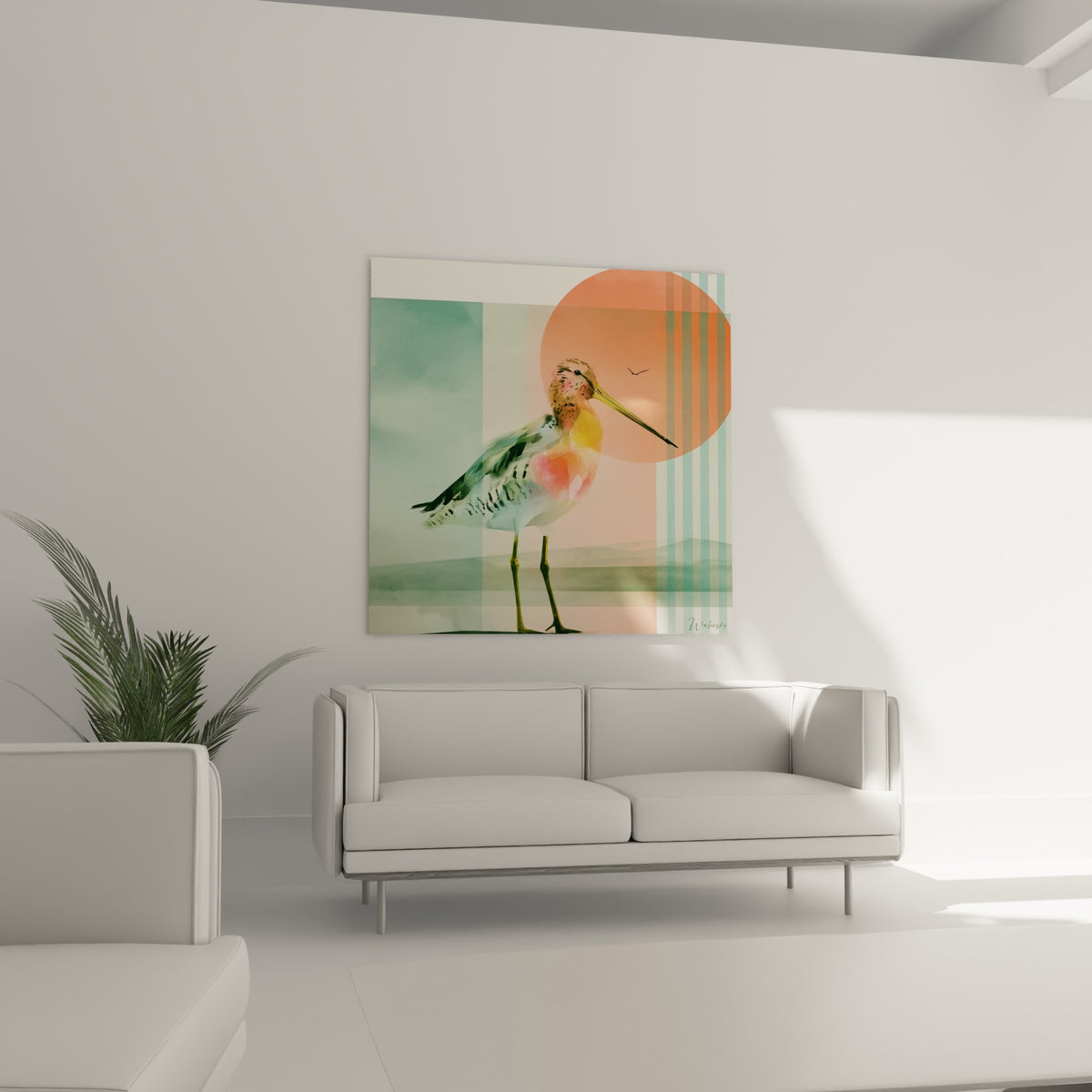 Oiseau échassier peint en aquarelle corail et menthe suspendu au-dessus d'un canapé dans un salon lumineux