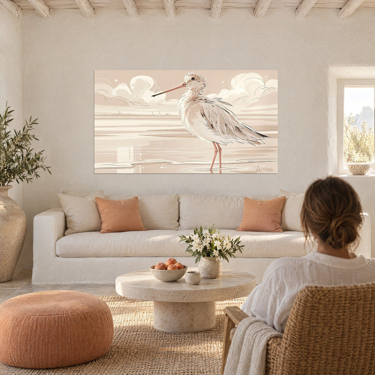 Gemälde Waldschnepfe mit langem rosa Schnabel am beige-cremefarbenen Ufer, wirbelnde Wolken, über einem Sofa in einem hellen Wohnzimmer