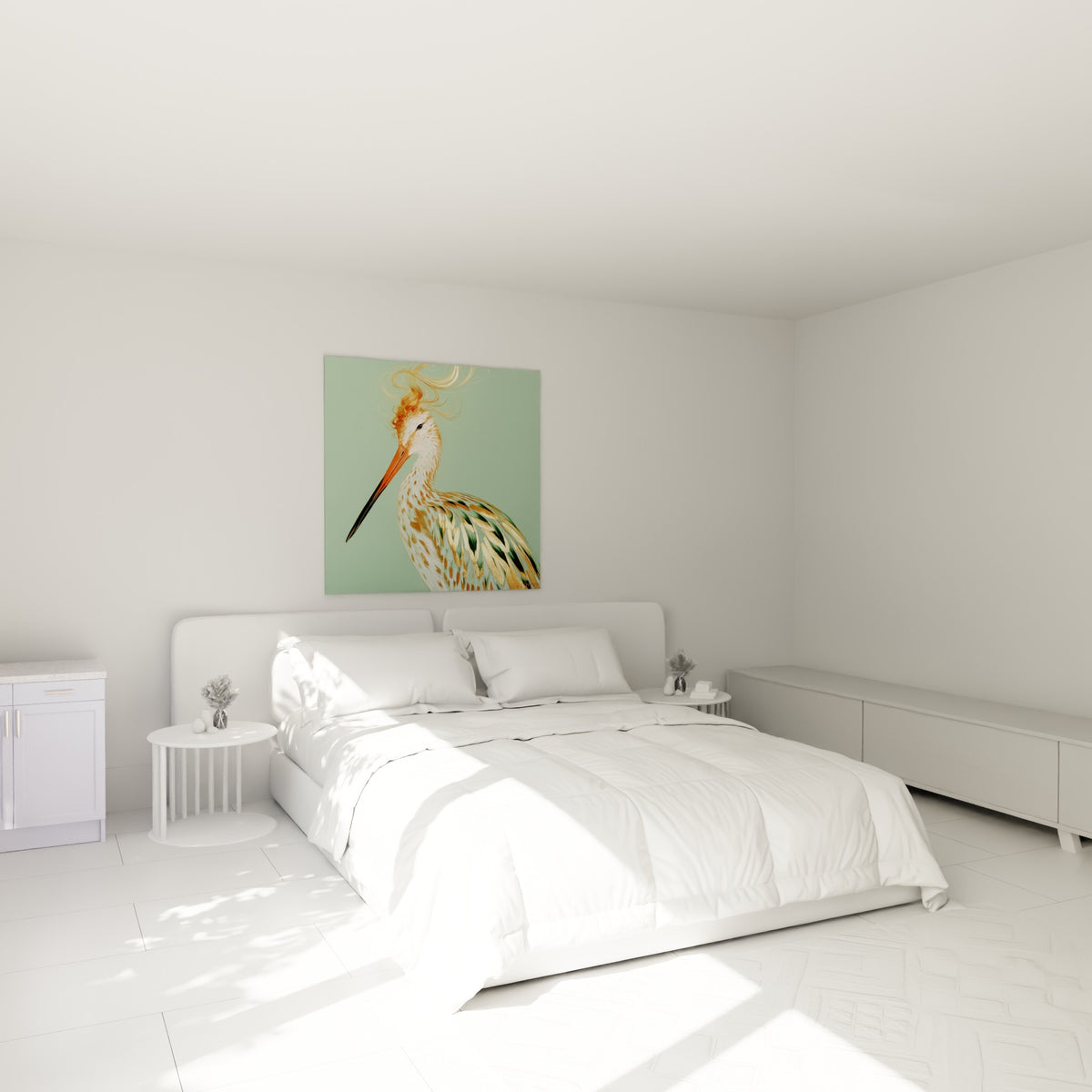 Portrait de bécasse aux plumes dorées et vertes, accroché au-dessus d'un lit dans une chambre claire