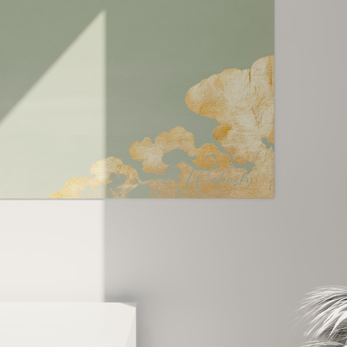 Détail des plumes vertes et dorées de la bécasse, grain de la toile et nuages en relief doré