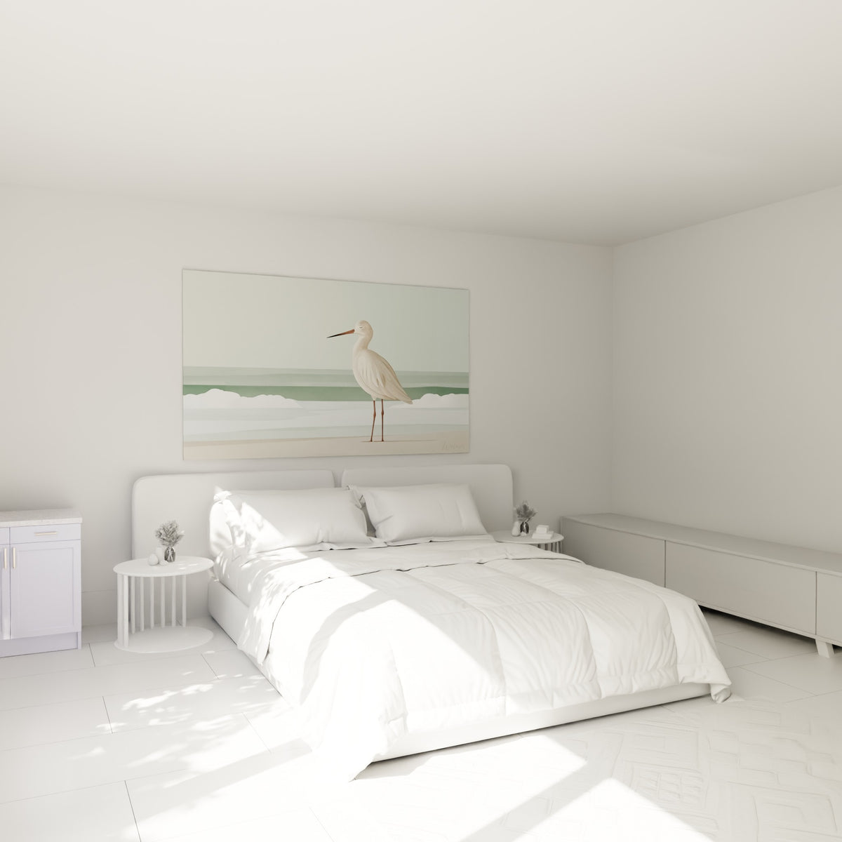 Silhouette de bécasse crème et vert sauge accrochée au-dessus d'un lit dans une chambre claire