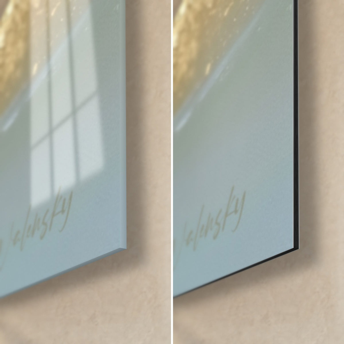 Quadro beccaccia dorata, angolo in basso a destra: vetro acrilico lucido con riflessi a sinistra, alluminio Dibond azzurro pastello opaco e bordo nero a destra