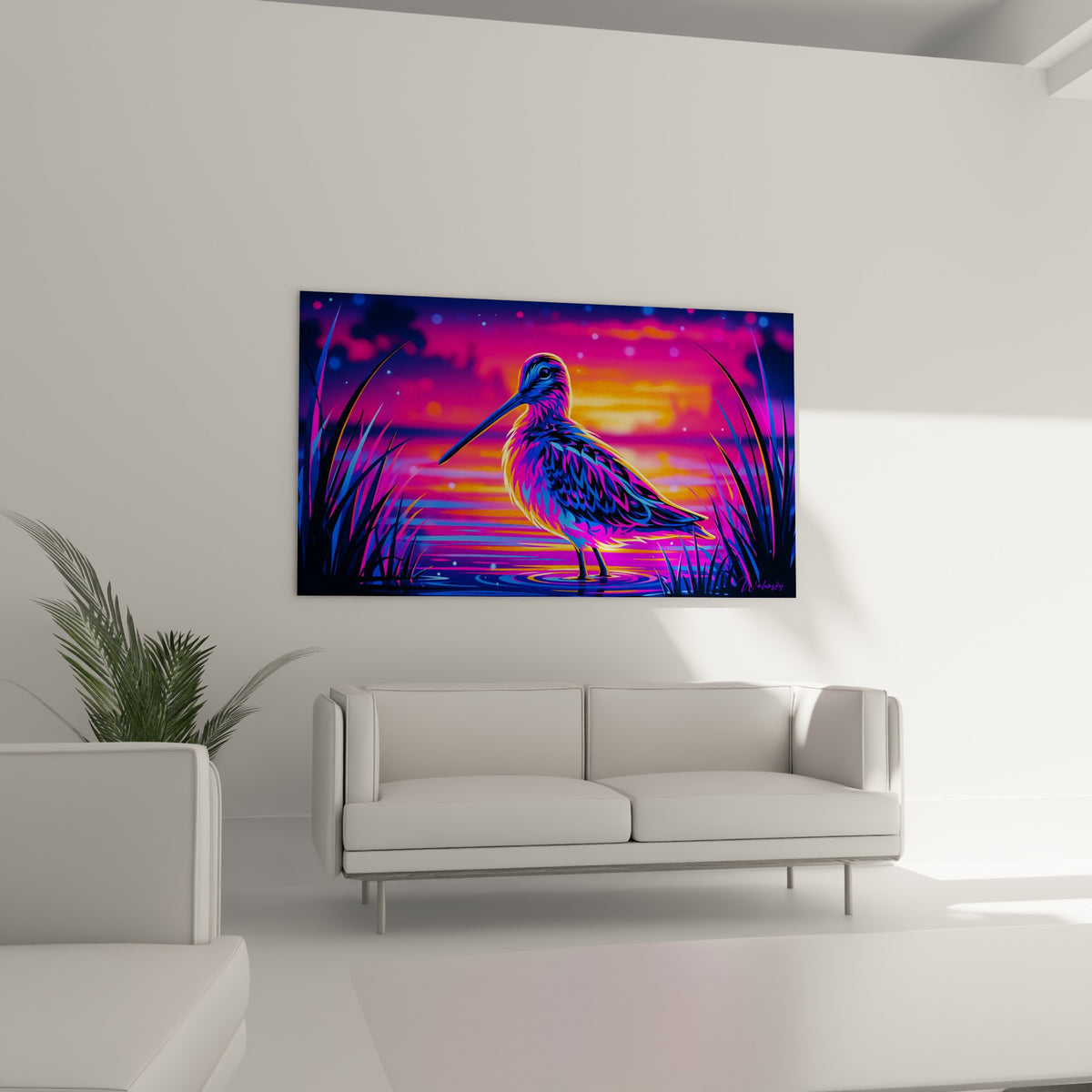 Silhouette de bécasse fuchsia et bleu marine près de hautes herbes, au-dessus d'un canapé dans un salon lumineux