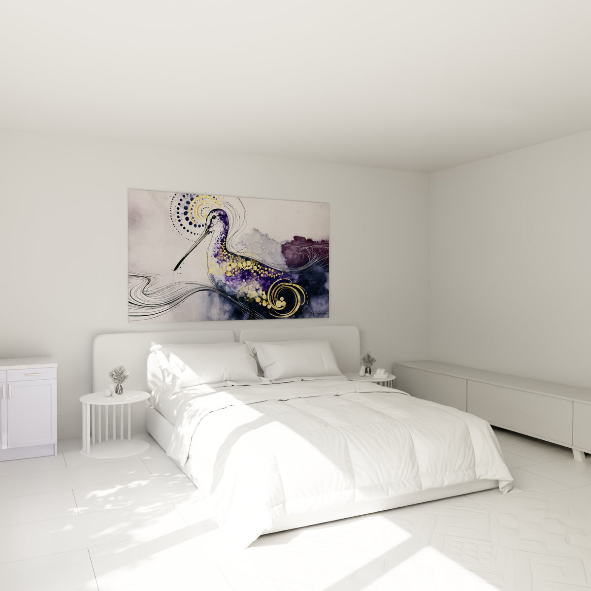 Silhouette de bécasse violette et dorée aux volutes fluides, au-dessus d'un lit dans une chambre claire