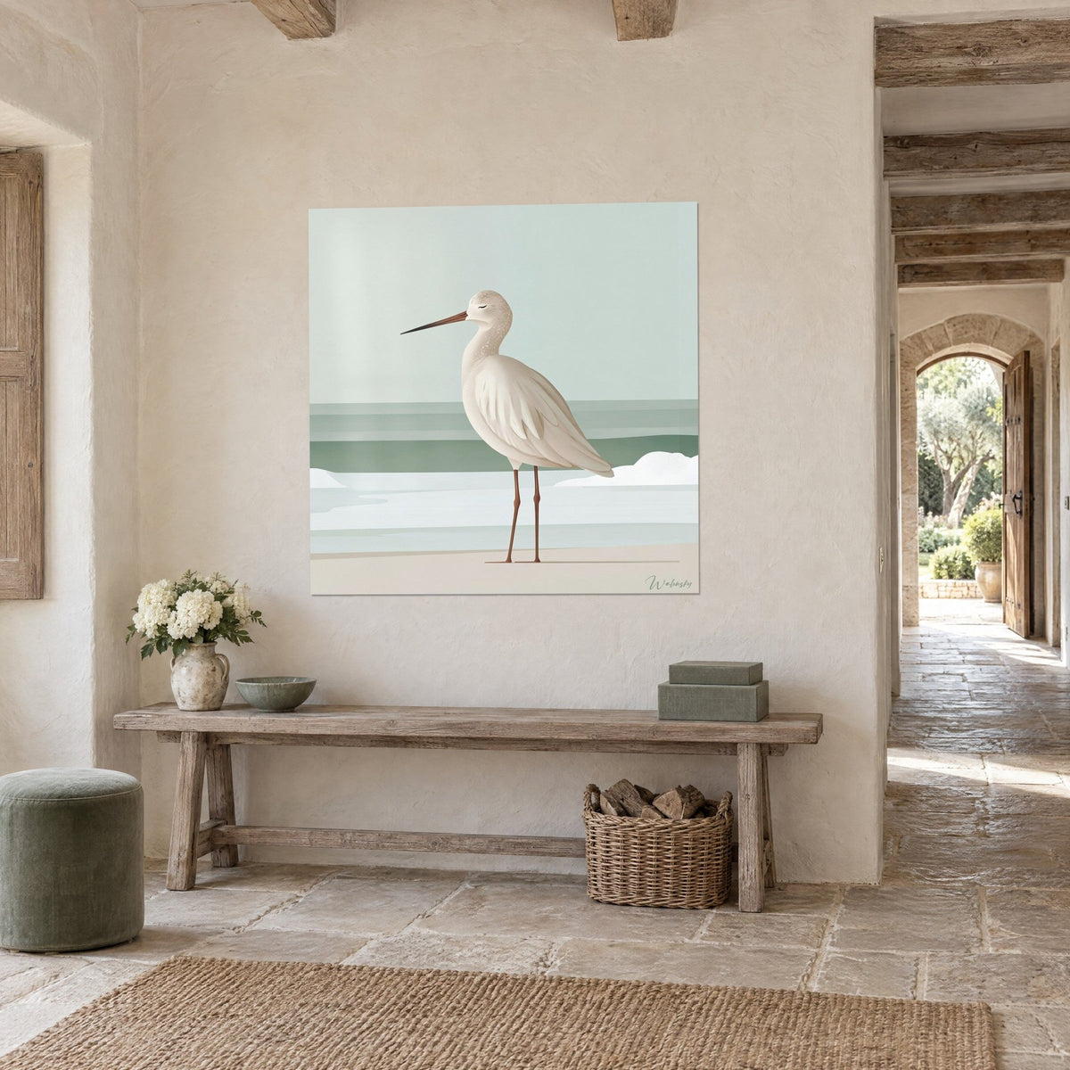 Tableau échassier ivoire aux pattes fines, ciel bleu pâle et vagues vert sauge, face à une arche de pierre en maison