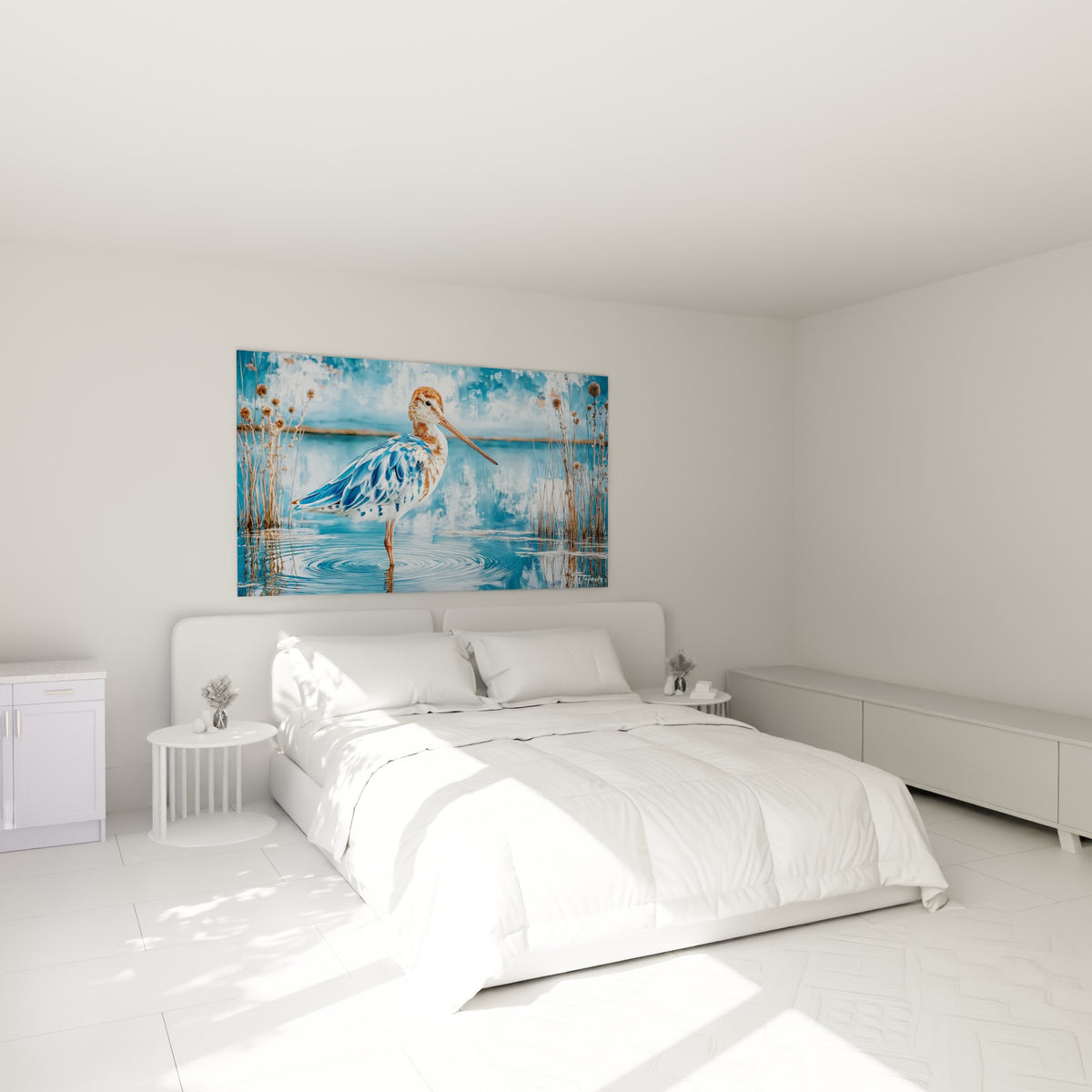 Échassier aux plumes bleu pastel et ocre accroché au-dessus d'un lit dans une chambre claire