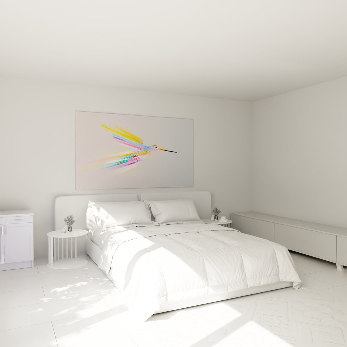 Oiseau multicolore aux traînées fuchsia et jaunes, accroché au-dessus d'un lit dans une chambre claire