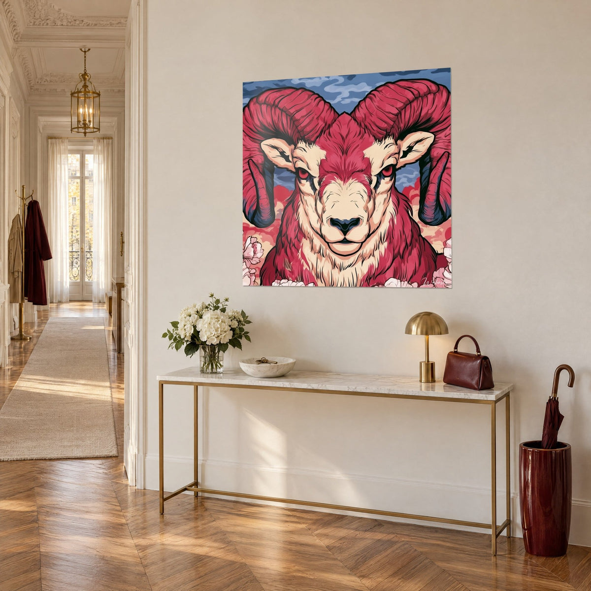 Quadro testa d'ariete con corna arricciate rosa vivo, peonie pallide, vista di tre quarti sopra una consolle dorata