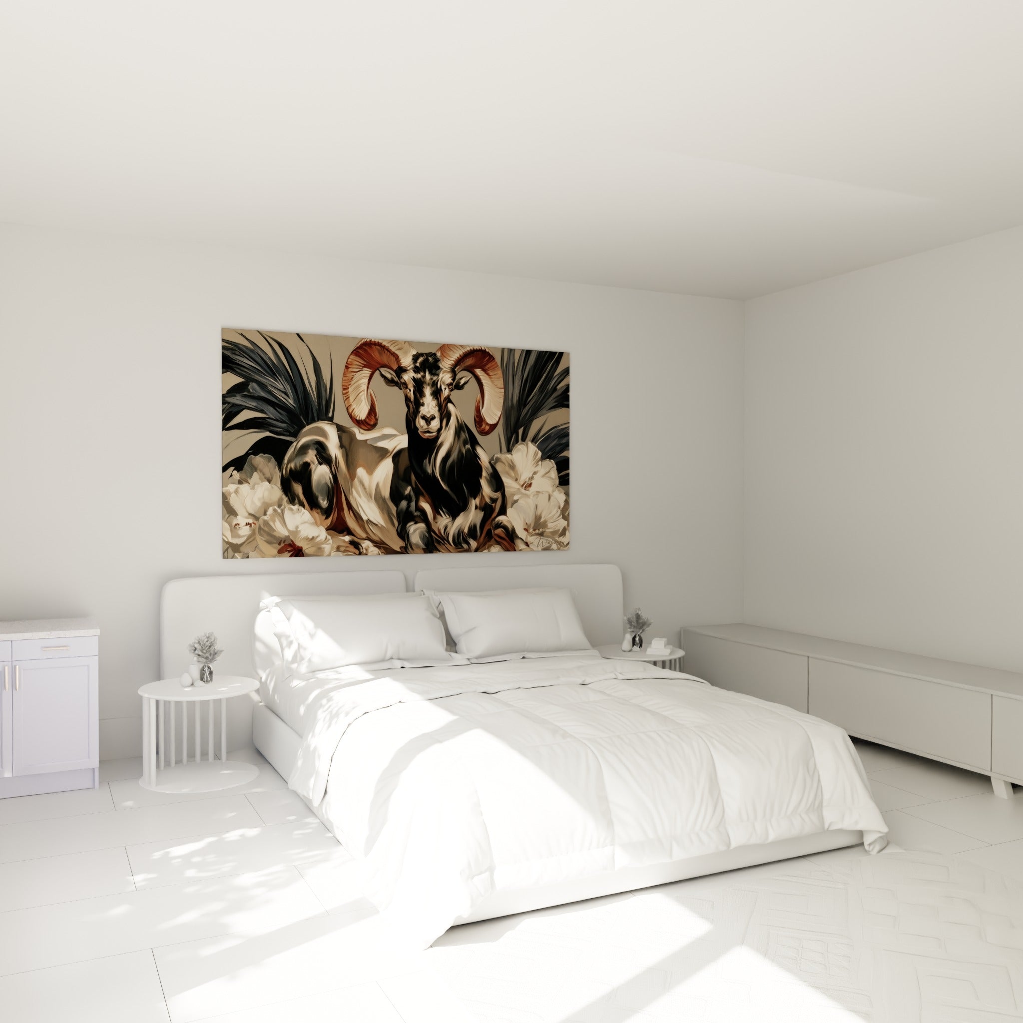 Cornes torsadées acajou et pelage anthracite du Bélier peint, accroché au-dessus d'un lit dans une chambre claire